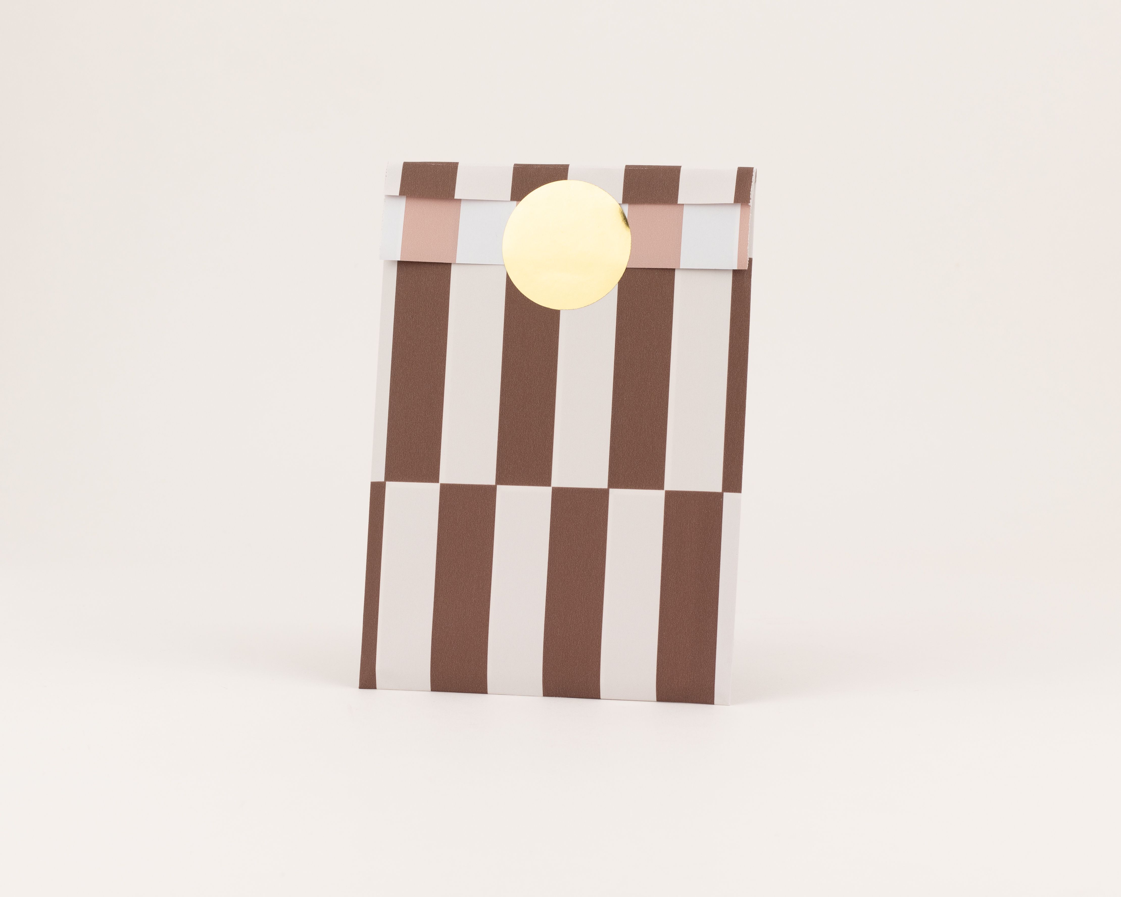 Flachbeutel mit braun-weißen Streifen auf der Außenseite und weiß-rosa gestreifter Innenseite