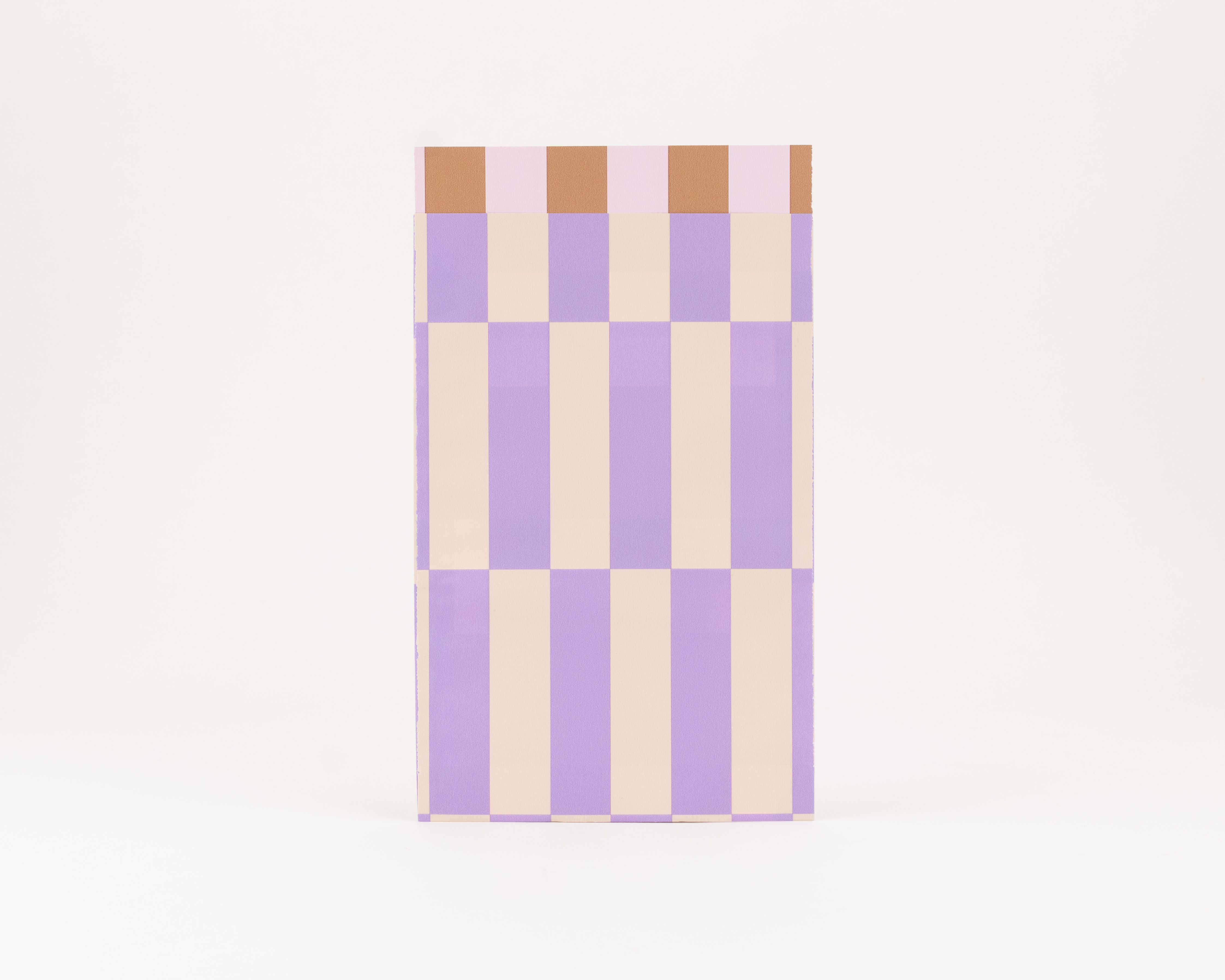 Flachbeutel mit auffälligem Schachbrettmuster in Flieder und Elfenbein außen, die Innenseite hat ein Blockmuster in Rosa und Zimt