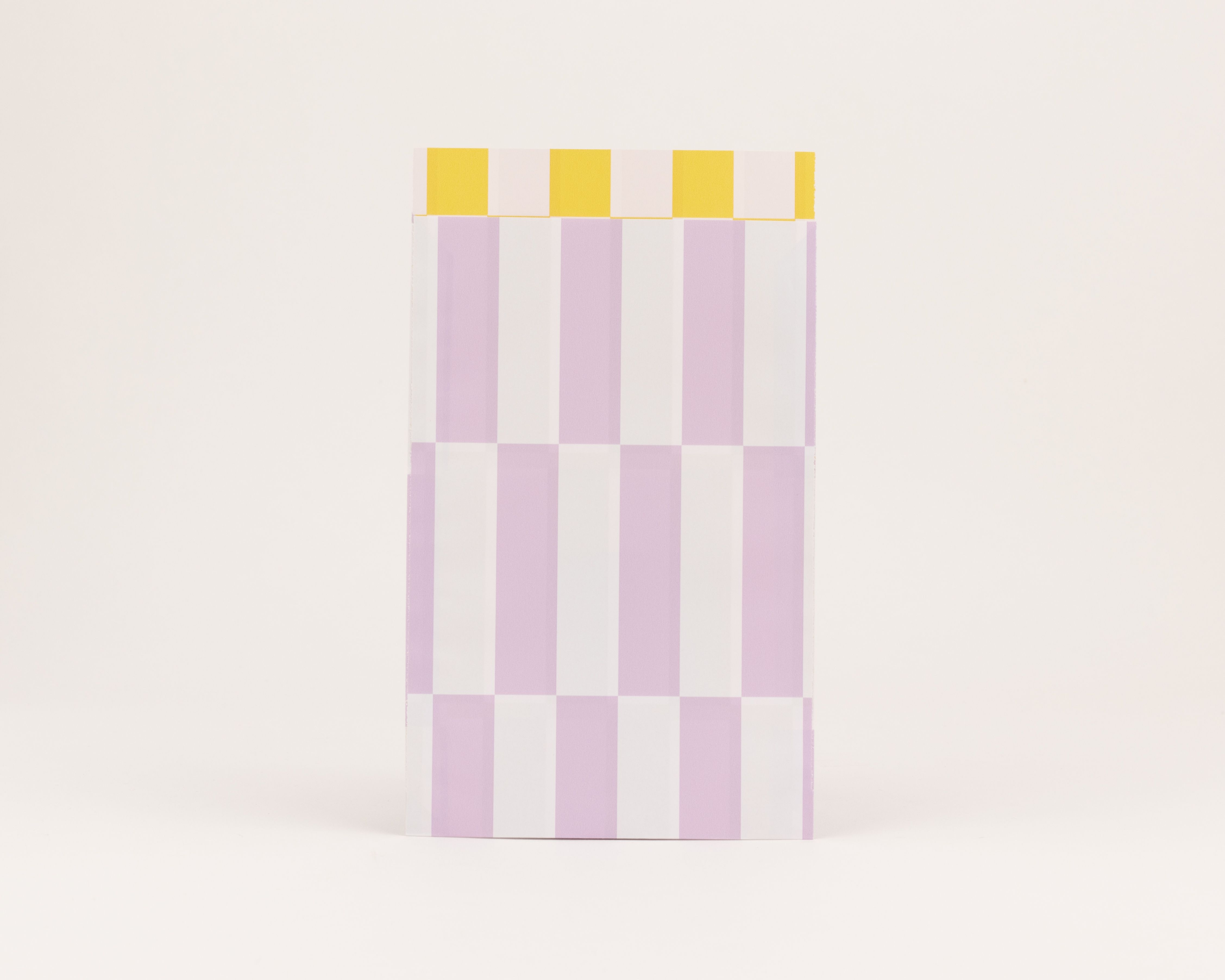 Flachbeutel mit vertikalen Flieder- und Weißstreifen sowie gelb-weißen Blockstreifen an der Innenseite