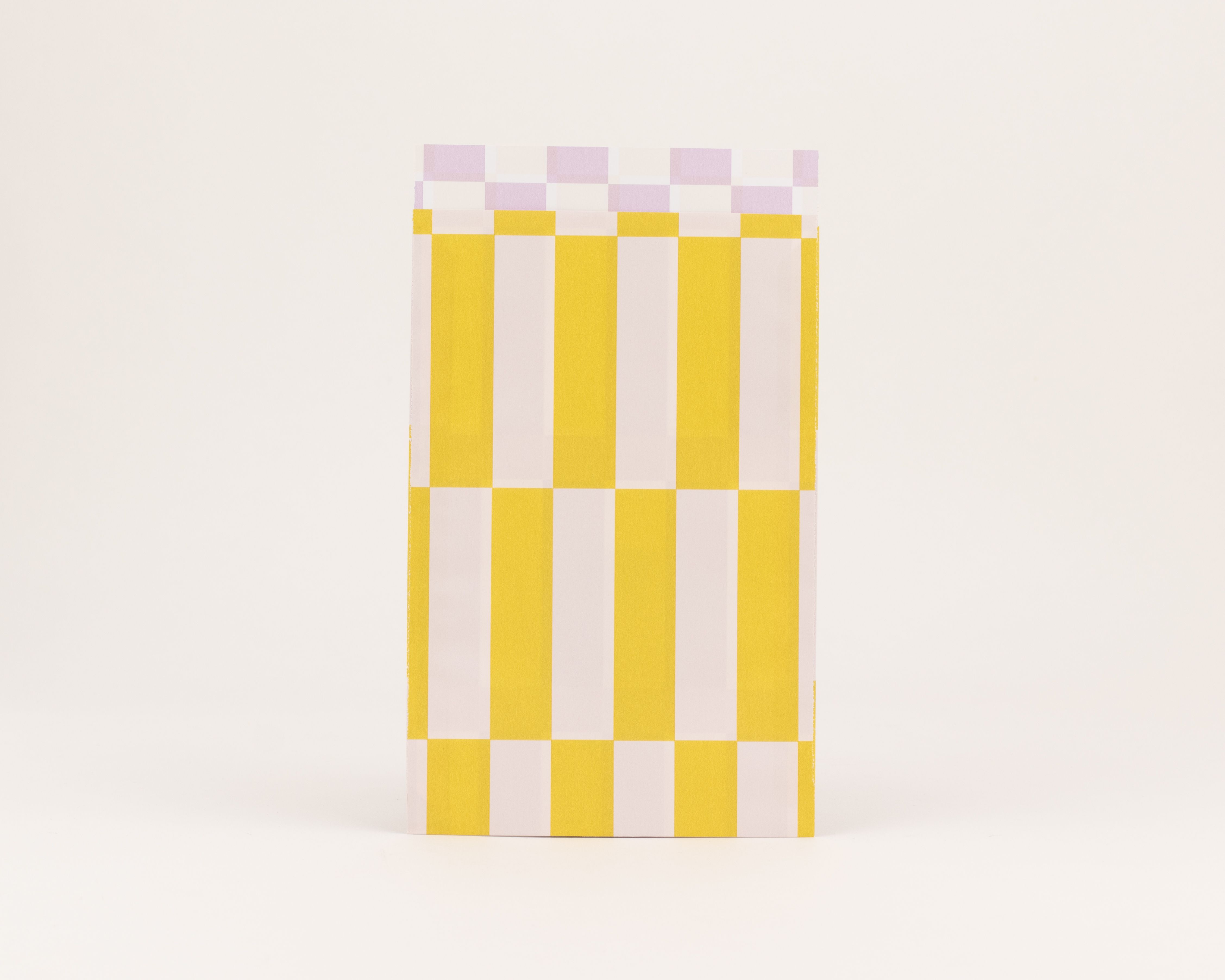 Flachbeutel mit gelben und weißen vertikalen Streifen und einer Innenseite mit Flieder und weißen Karos