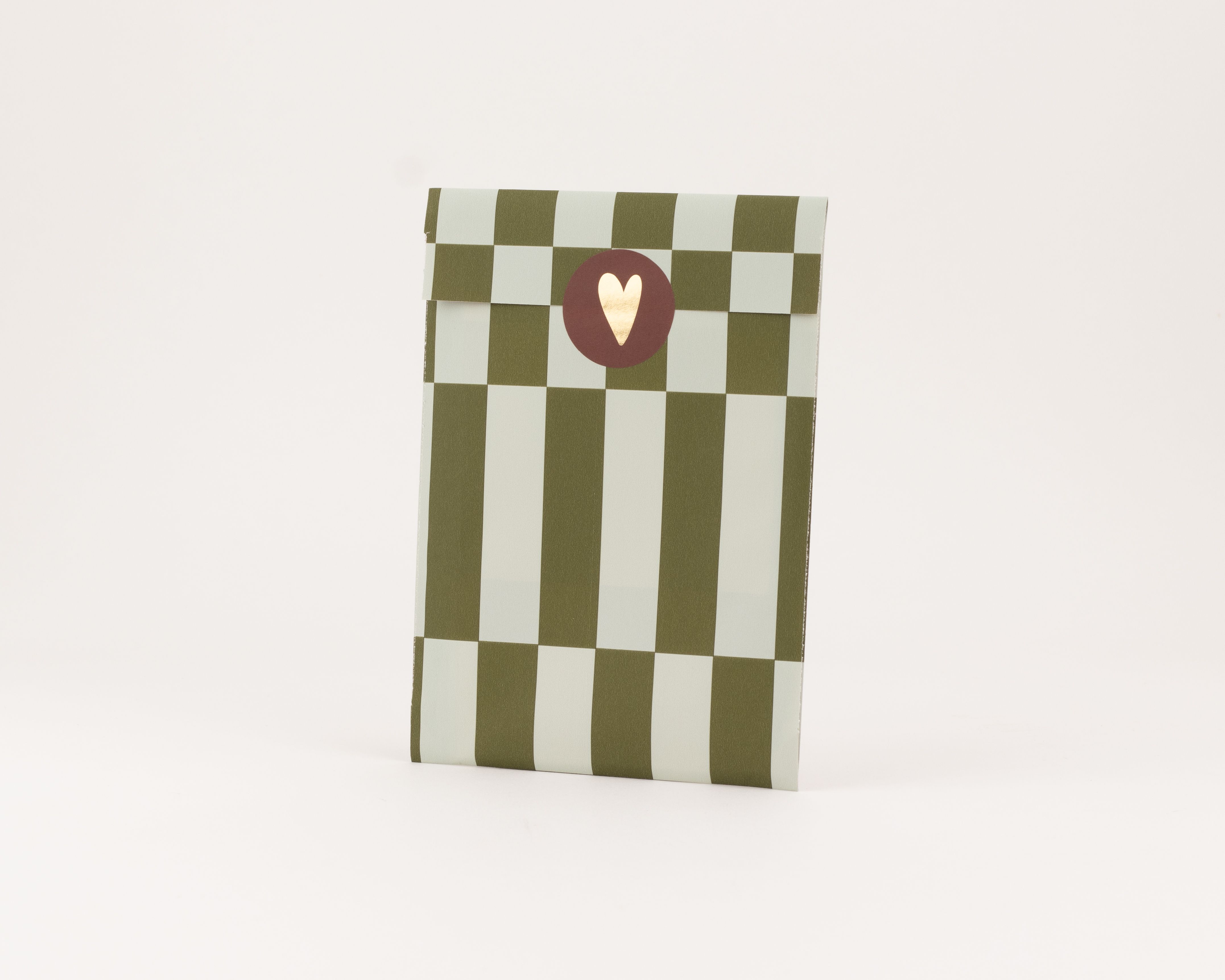 Flachbeutel mit Bold Stripes Muster in Olivgrün und Salbeigrün, die Innenseite zeigt ein zimtfarbenes und beiges Blockmuster