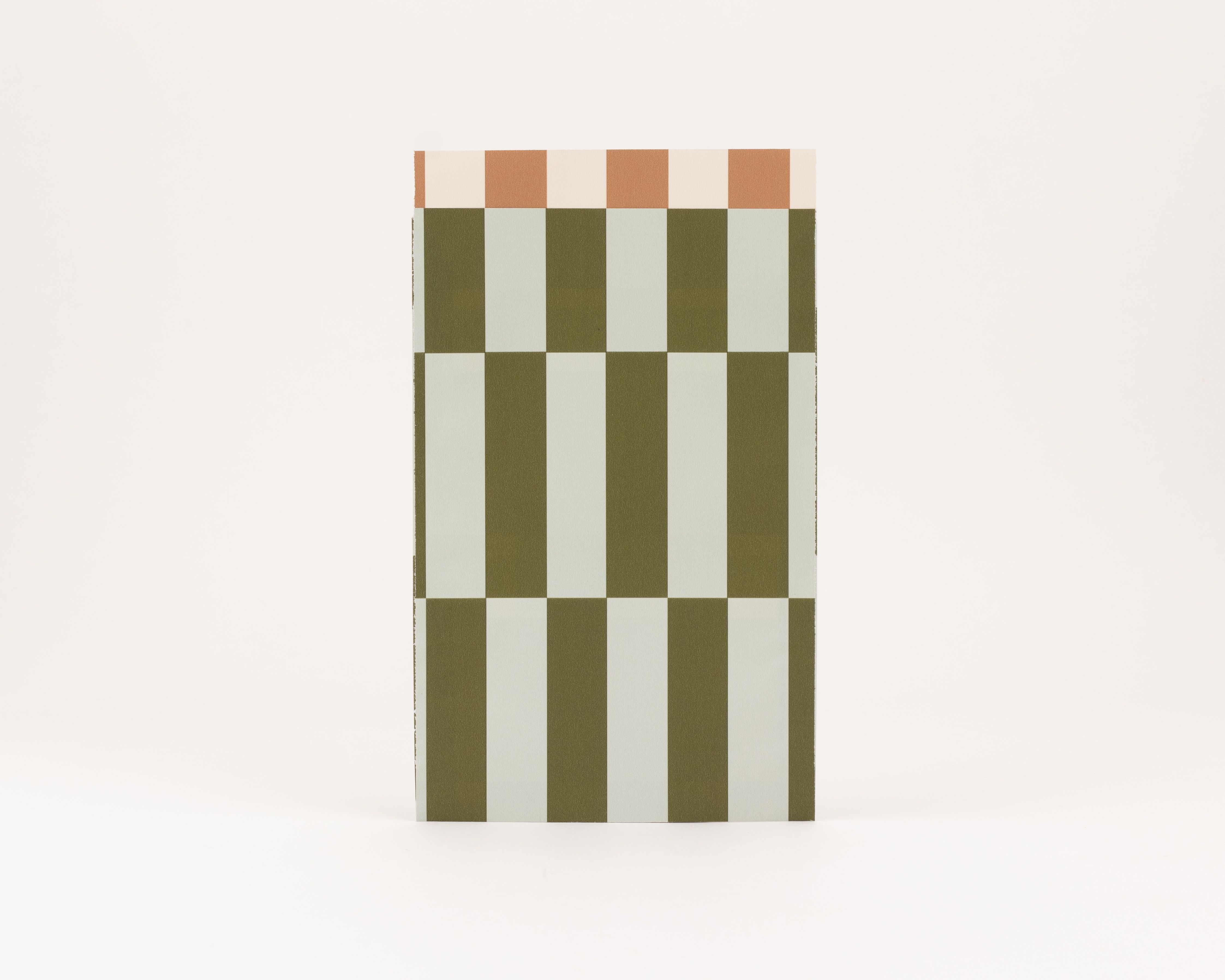Flachbeutel mit einem vertikalen Streifenmuster in Olivgrün und Salbeigrün. Die Innenseite zeigt ein Blockmuster in Zimt und Beige