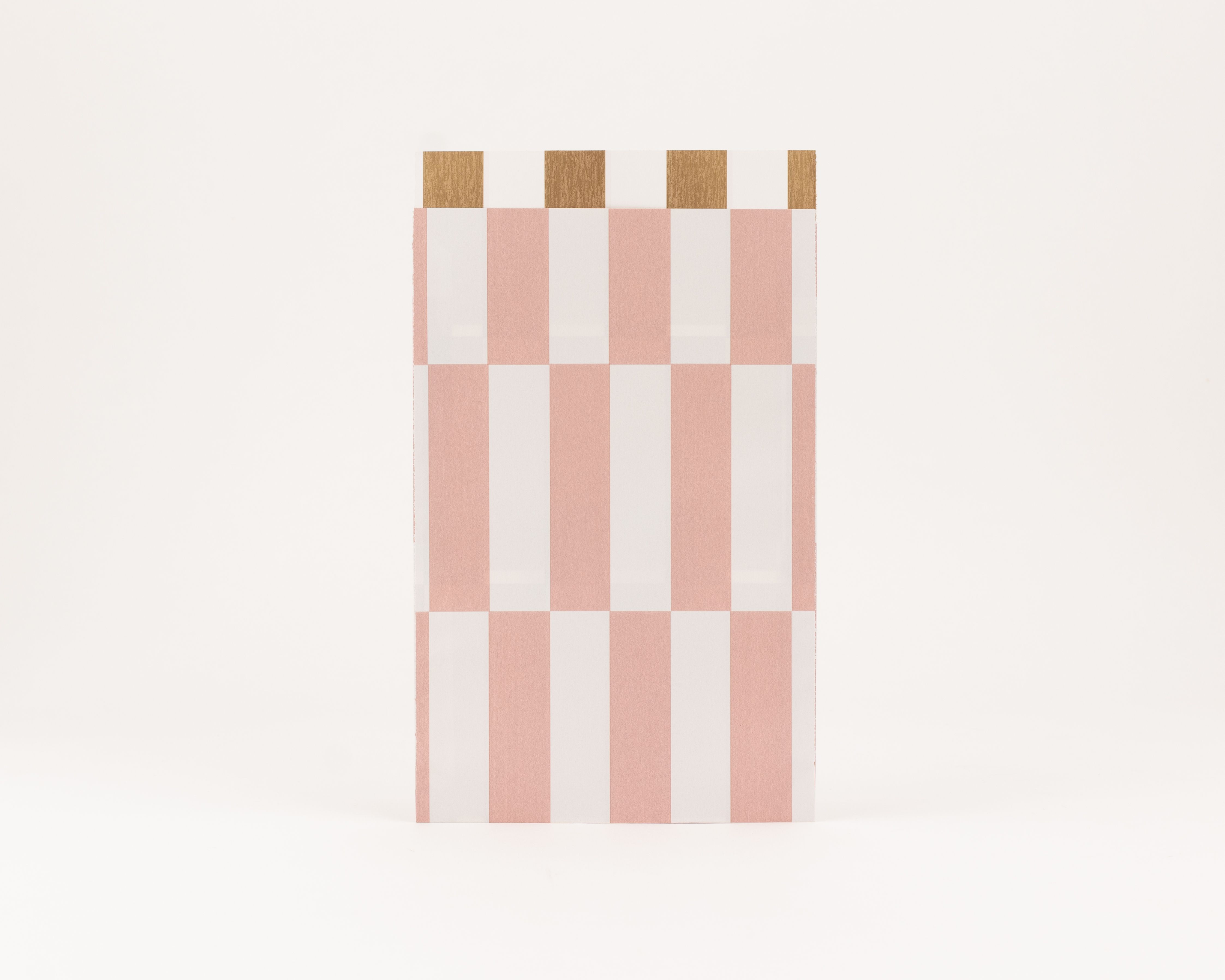 Flachbeutel mit rosa und weißen vertikalen Streifen, die Innenseite zeigt ein gold und weißes Blockmuster mit Goldeffekt