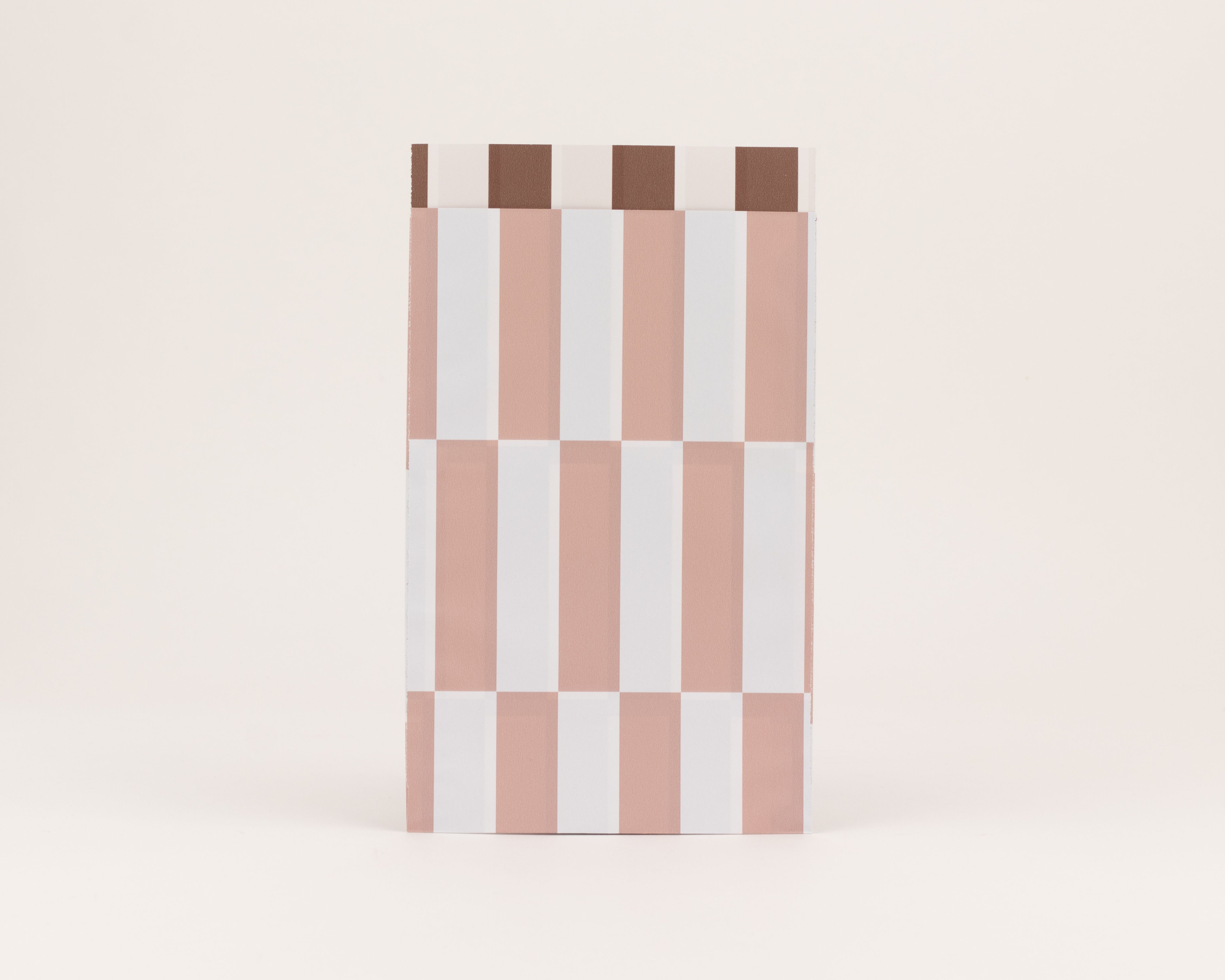 Flachbeutel mit einem Muster aus rosa und weißen vertikalen Streifen auf der Außenseite und braunen sowie weißen horizontalen Streifen auf der Innenseite