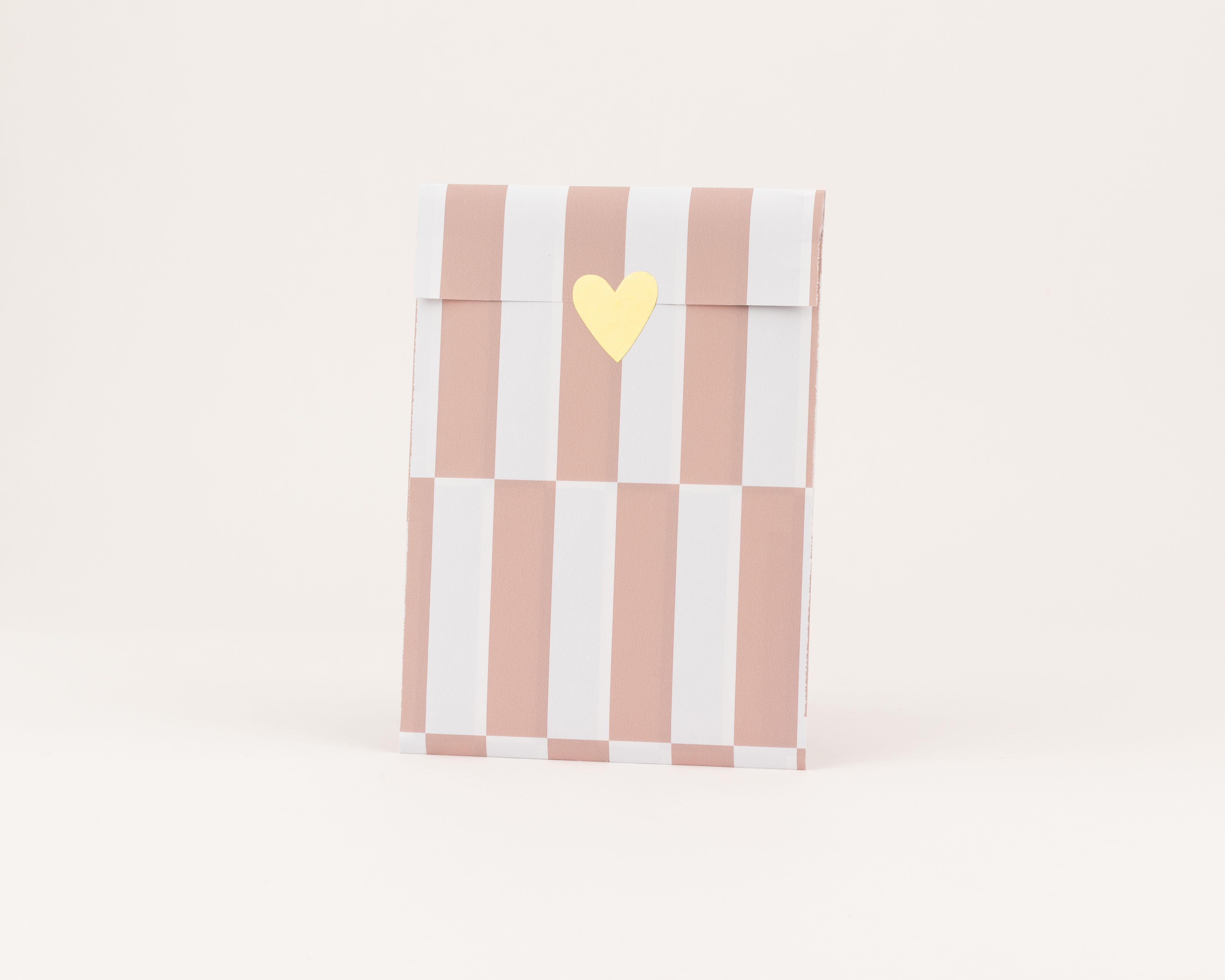 Flachbeutel mit rosa und weißen vertikalen Streifenmuster, verziert mit einem goldenen Herz und einer weißen Innenseite