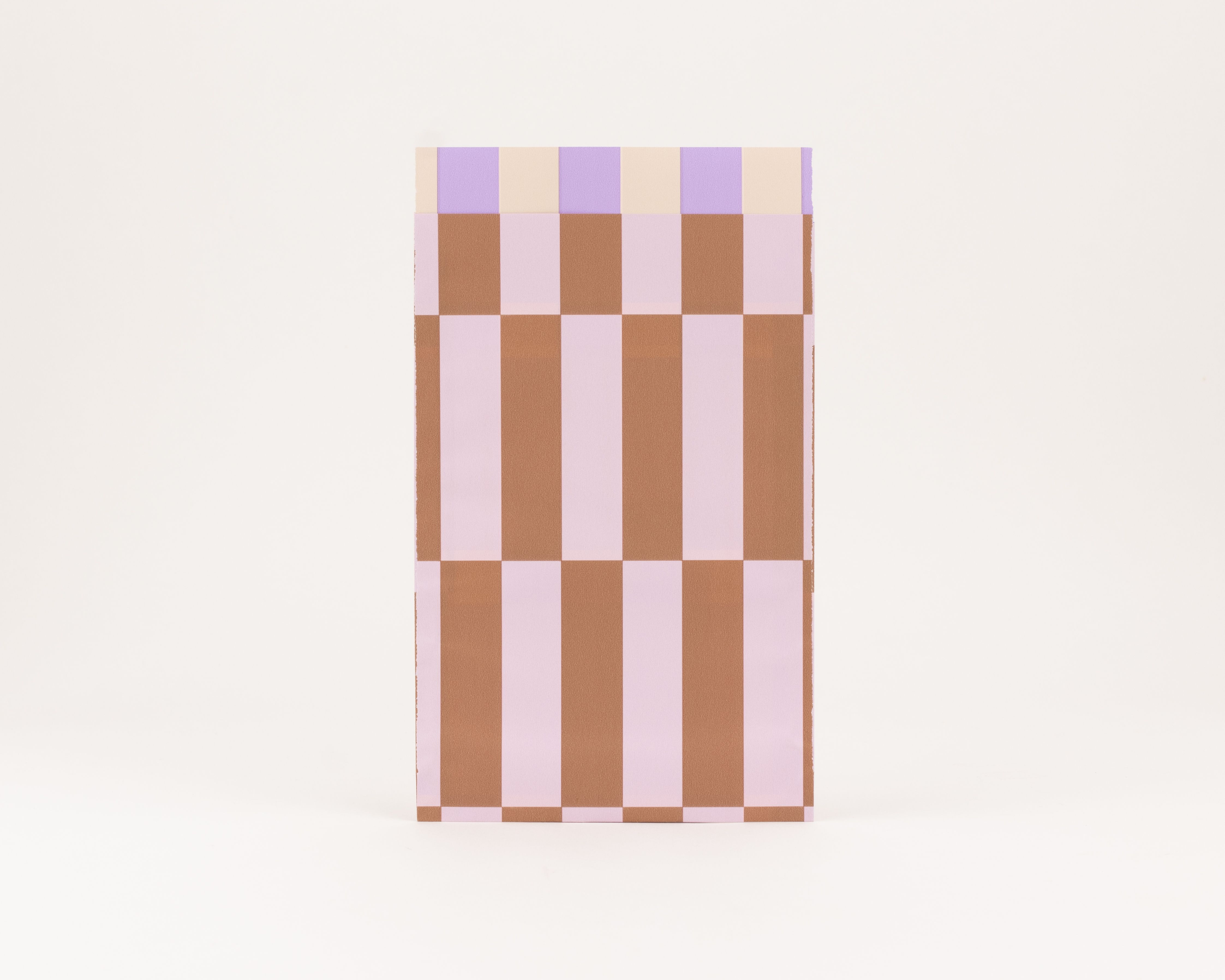 Flachbeutel mit Bold-Stripes-Muster in Zimt und Rosa, die Innenseite zeigt Streifen in Flieder und Elfenbein
