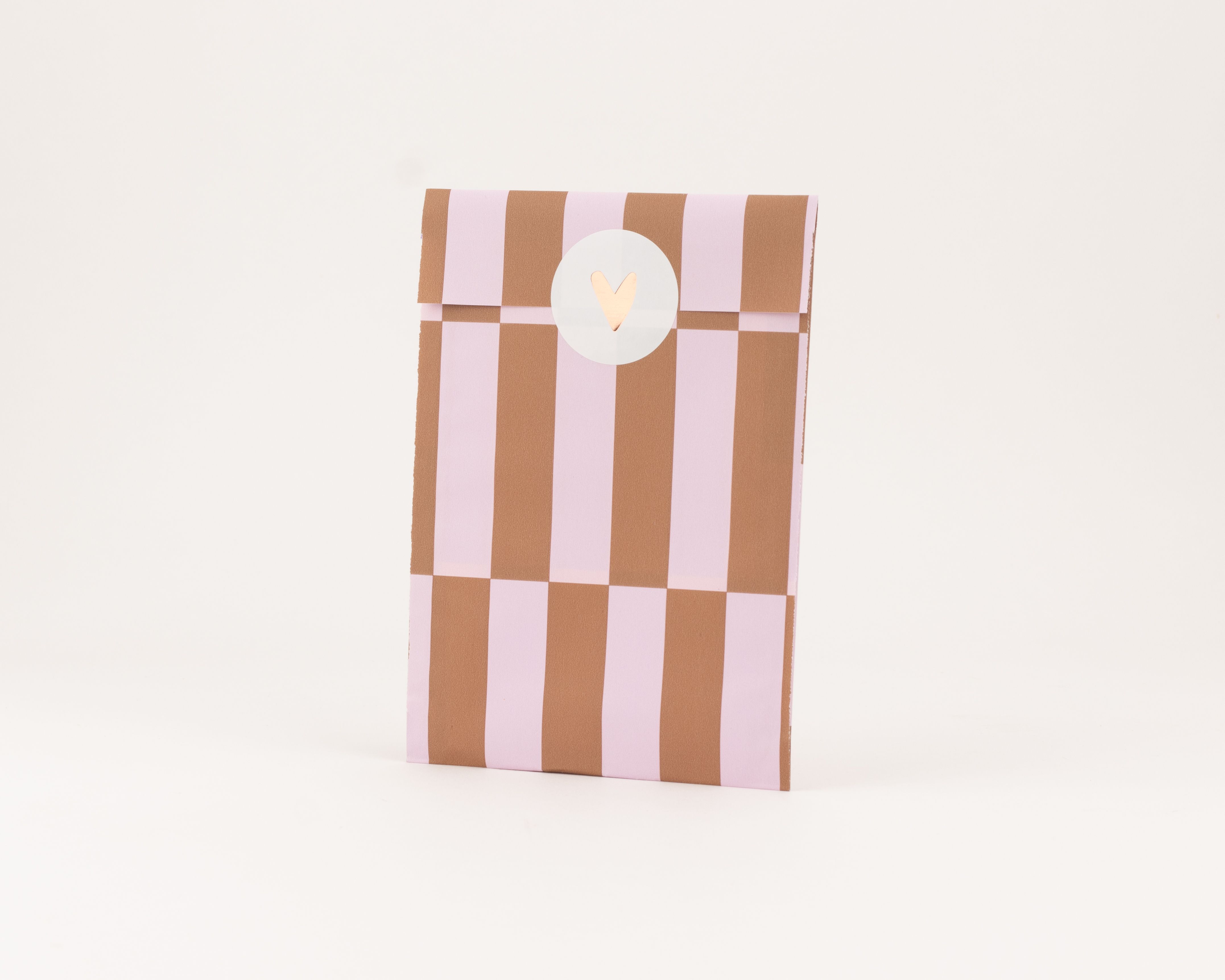 Flachbeutel mit breiten Streifen in Zimt und Rosa, die Innenseite zeigt ein Blockmuster in Flieder und Elfenbein