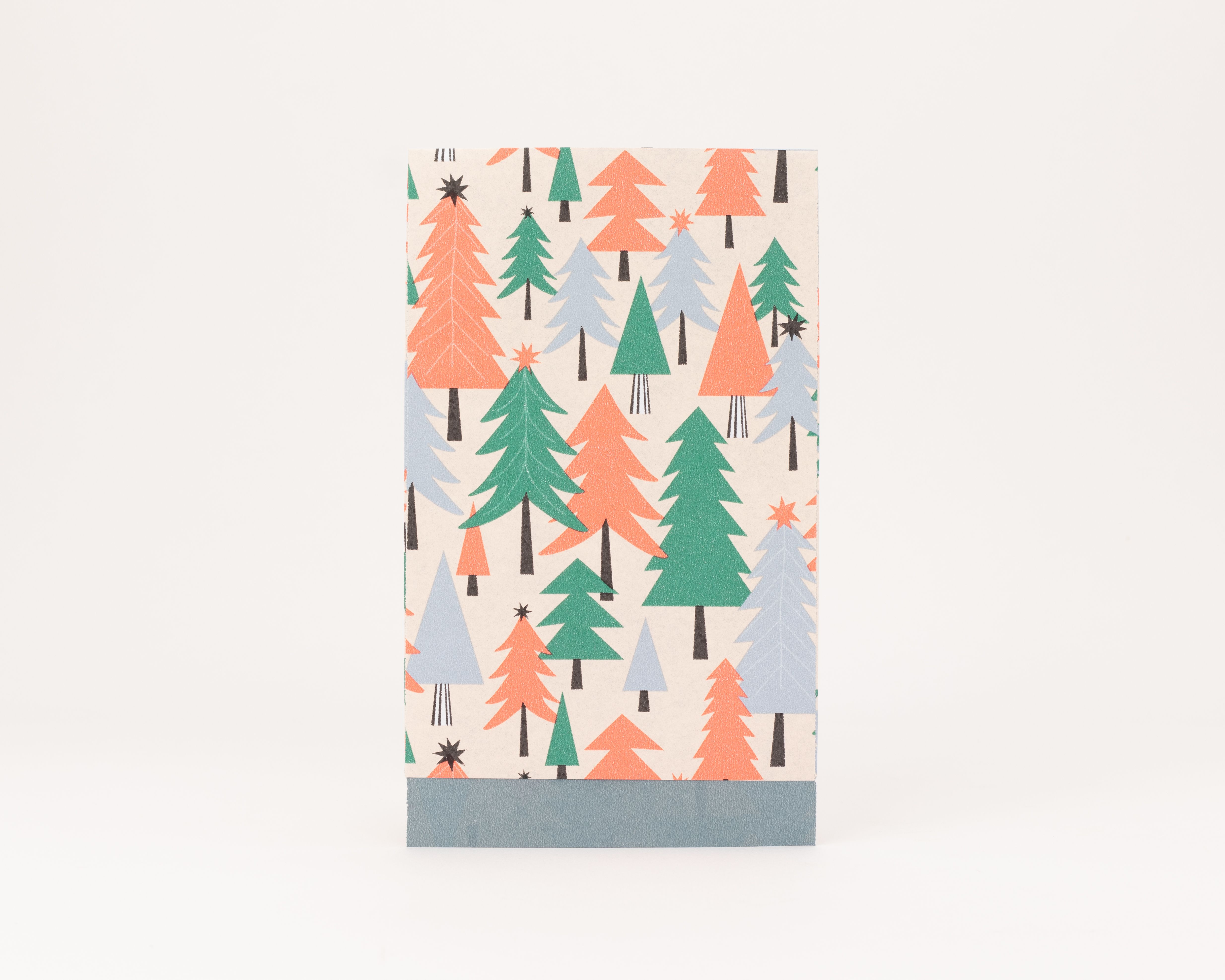 Flachbeutel mit einem Muster aus grünen und neonorangen Bäumen auf elfenbeinfarbenem Hintergrund, die Innenseite ist blau