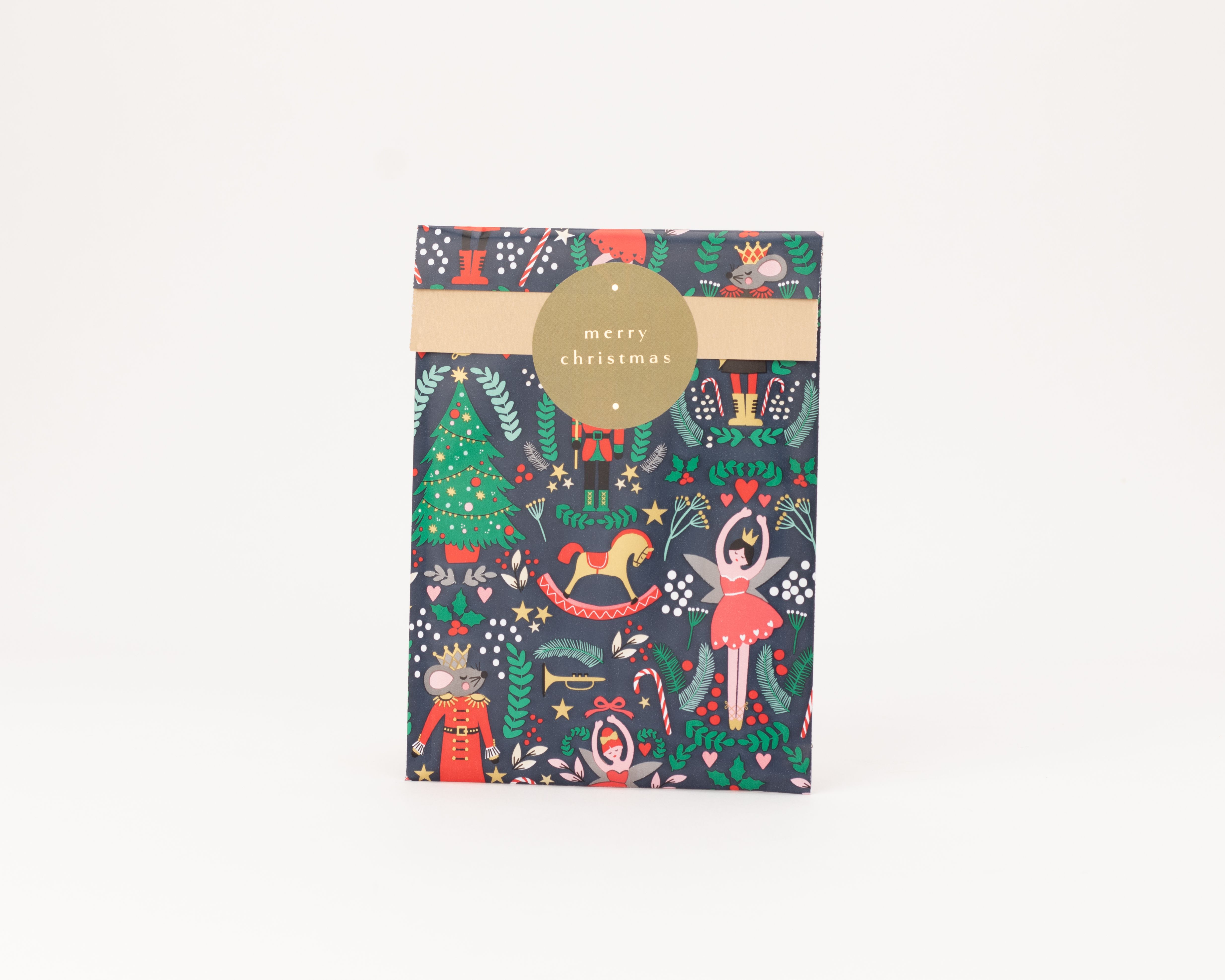 Flachbeutel mit dunkelblauem Design, verziert mit einem festlichen Nussknacker Weihnachtsmotiv und tanzenden Mäusen, die Innenseite ist naturbraun