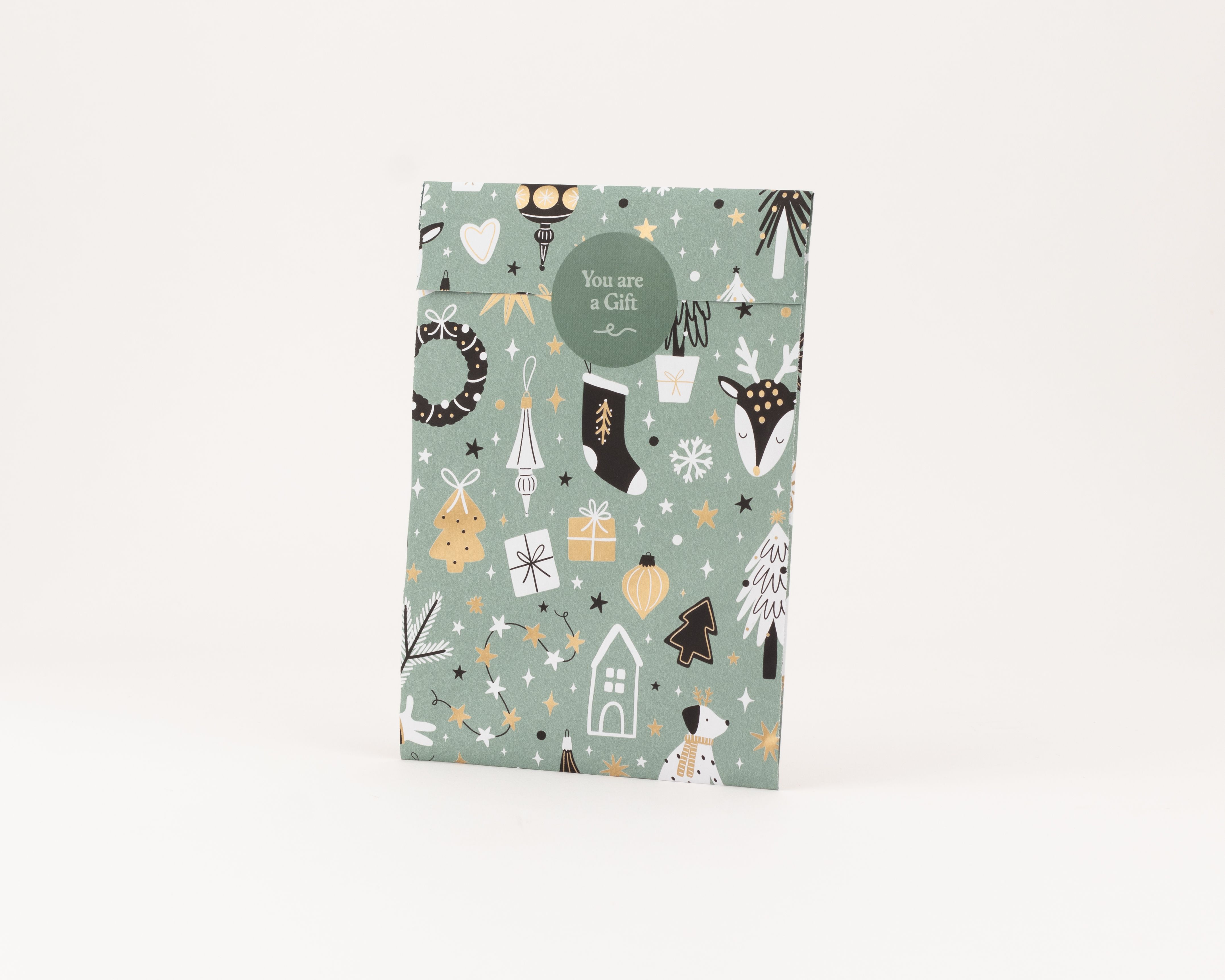 Flachbeutel in Eukalyptusgrün mit festlichen Weihnachtsmotiven in glänzendem Gold, Weiß und Schwarz, die Innenseite ist Weiß