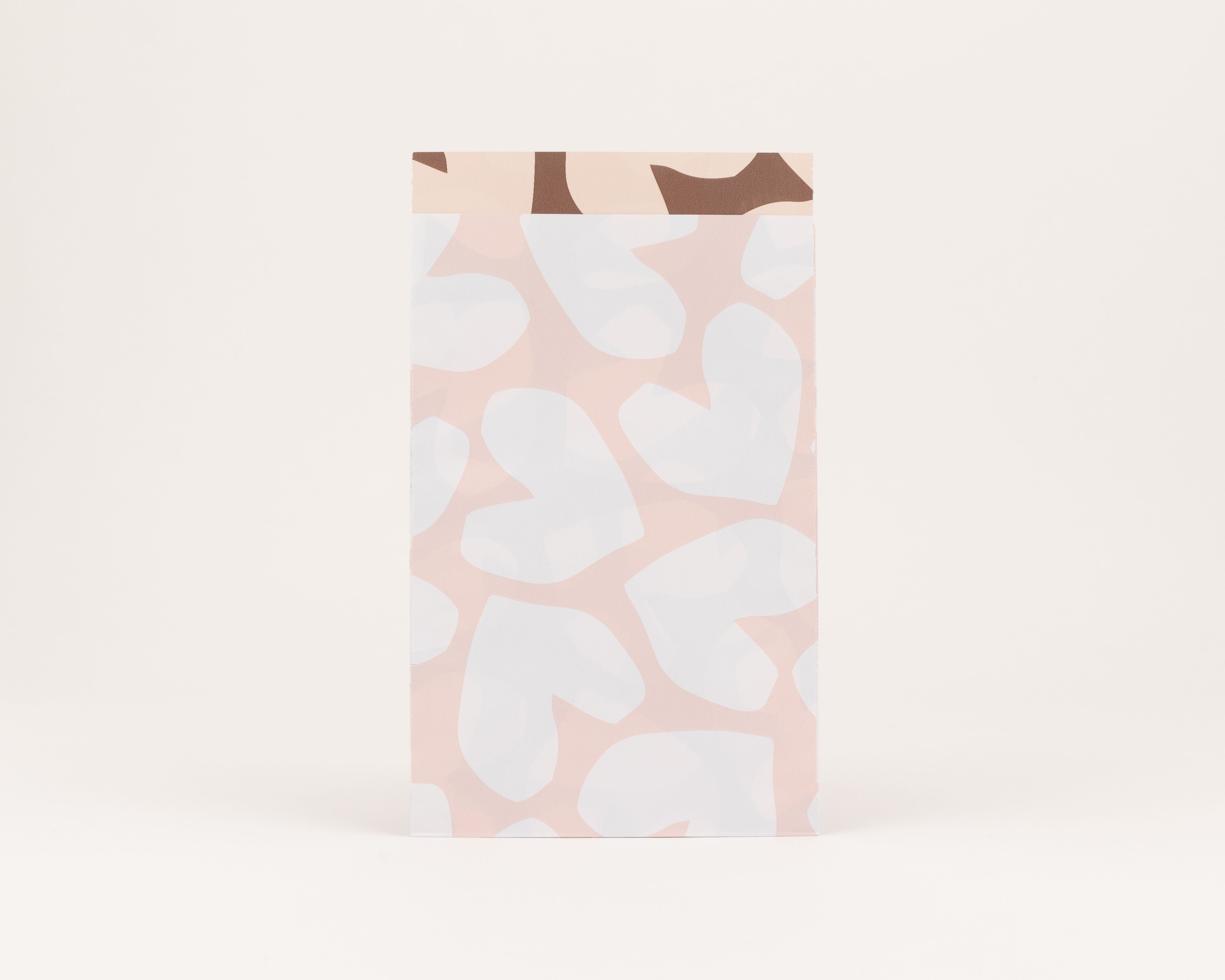 Flachbeutel in Rosa mit weißen Herzen und einer Innenseite in Beige mit braunen Mustern