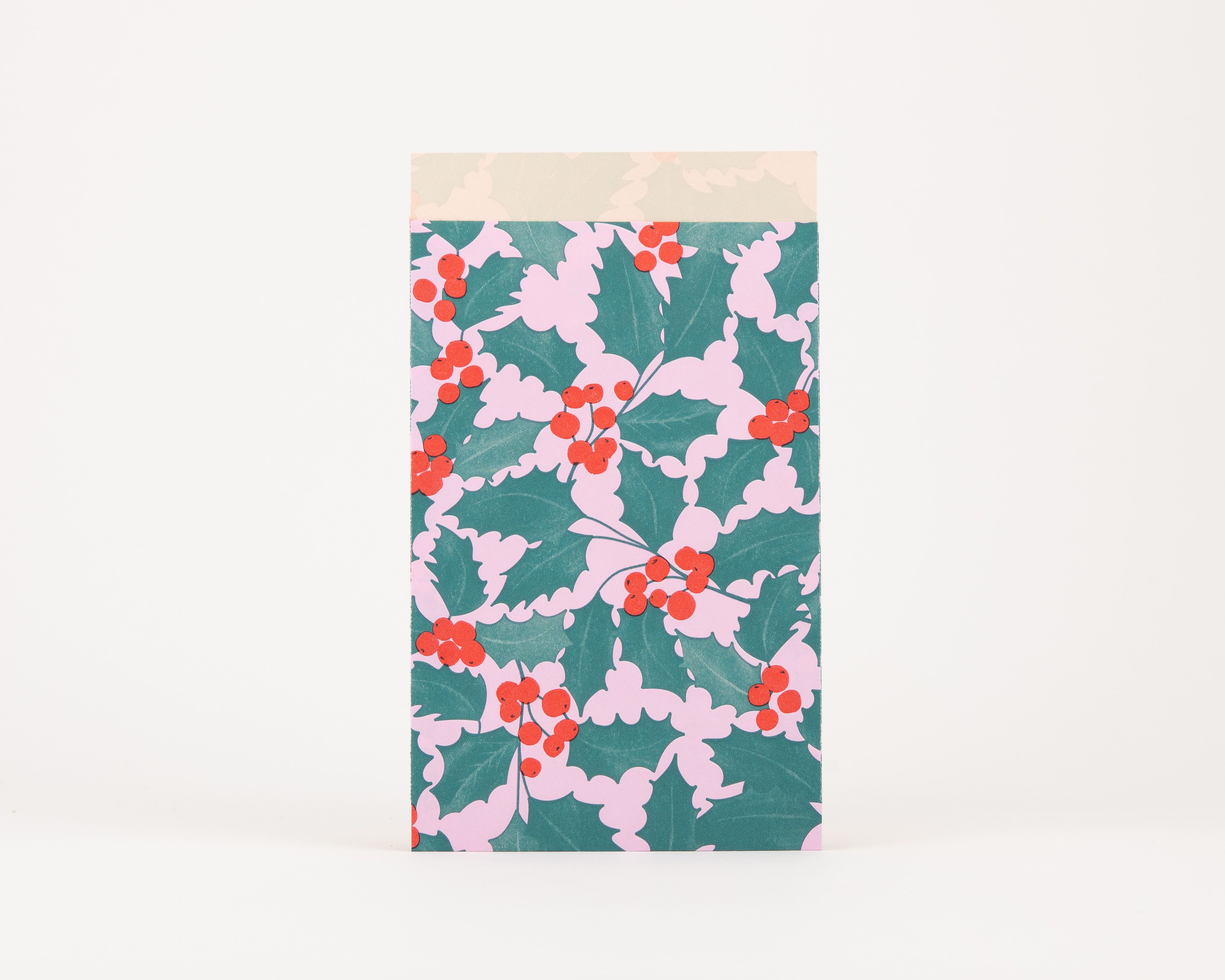 Papiertüten Flachbeutel mit einem Ilex-Muster aus grünen Blättern und rosa Details. Die Innenseite der Papiertüten ist beige