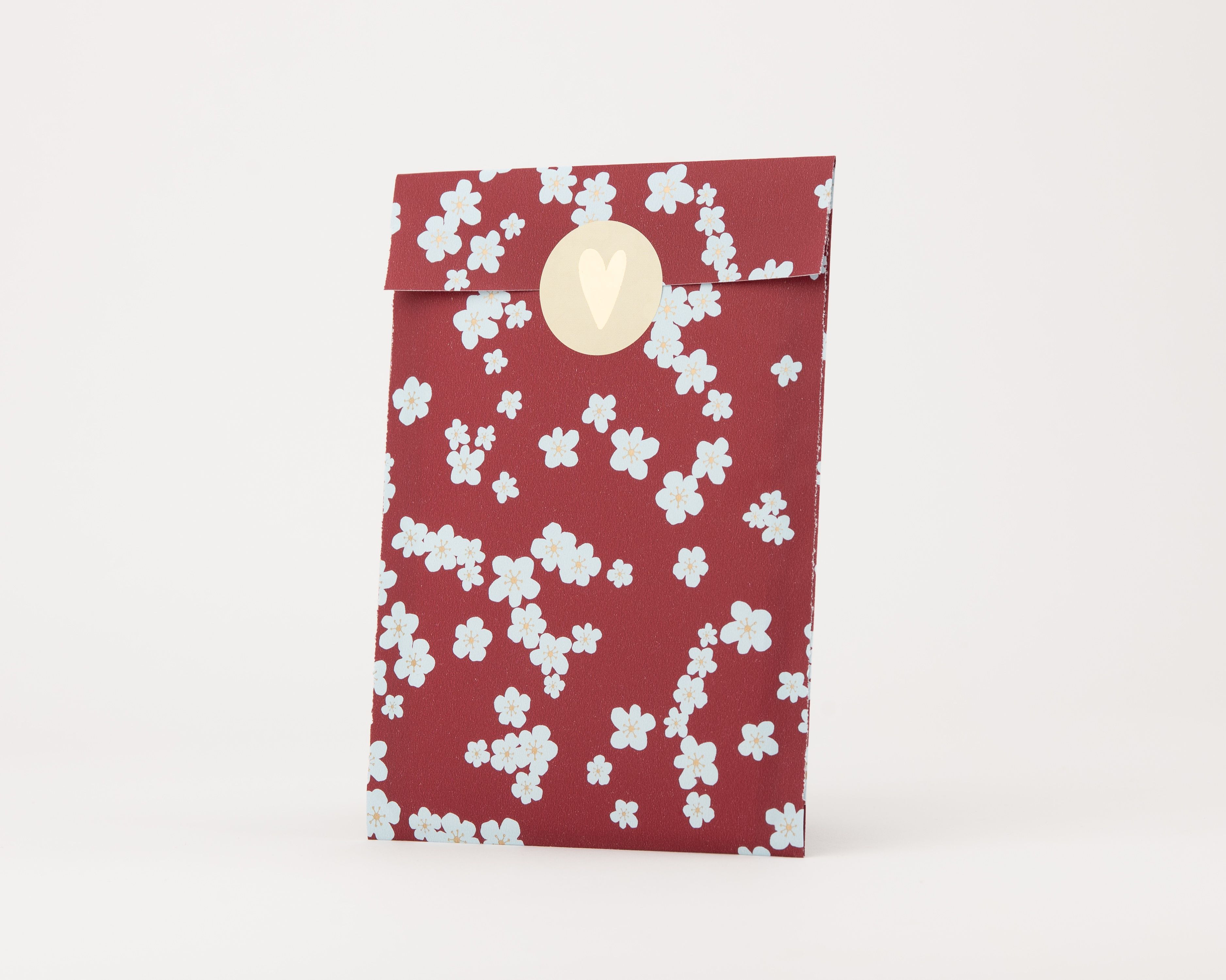 Papiertüten Flachbeutel mit einem weinroten Hintergrund und hellblauen Kirschblüten sowie einer hellblauen Innenseite mit zartem Blütenmuster