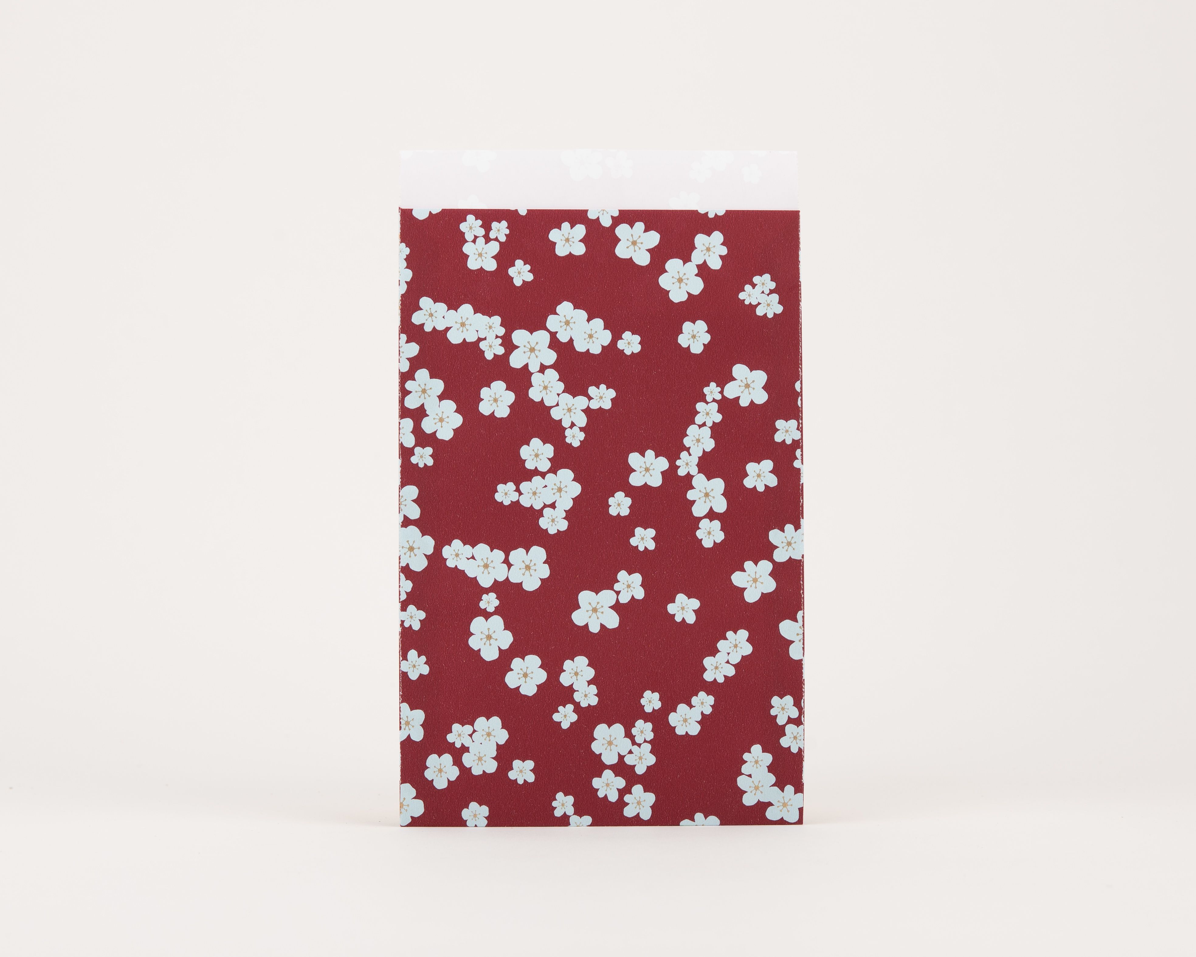 Papiertüten Flachbeutel in Weinrot mit hellblauem Kirschblütenmuster. Das Design der Innenseite entspricht dem Außenmuster