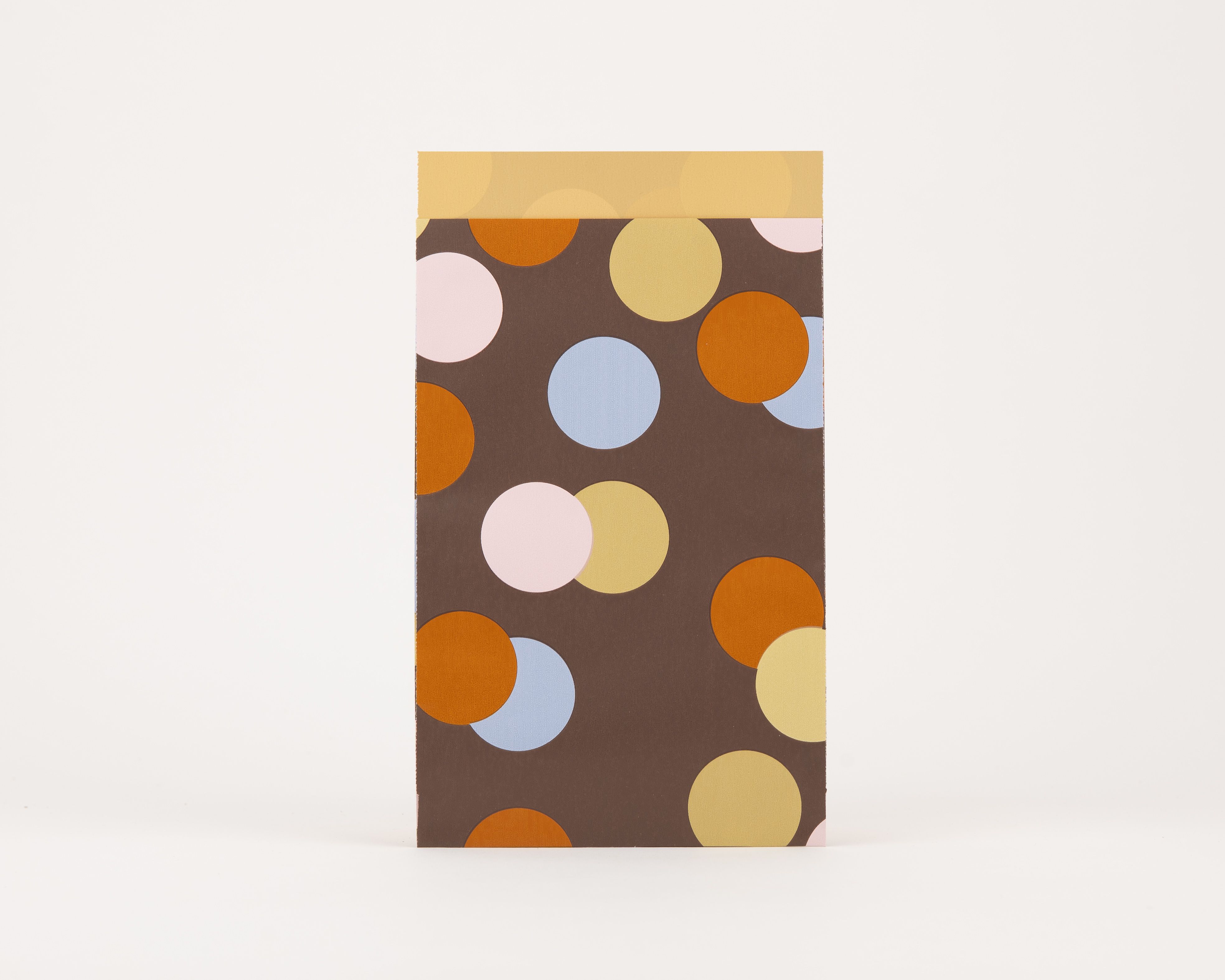 Papiertüten Flachbeutel in Braun mit Konfetti-Muster in Gold, Hellblau, Orange, Beige und goldener Innenseite