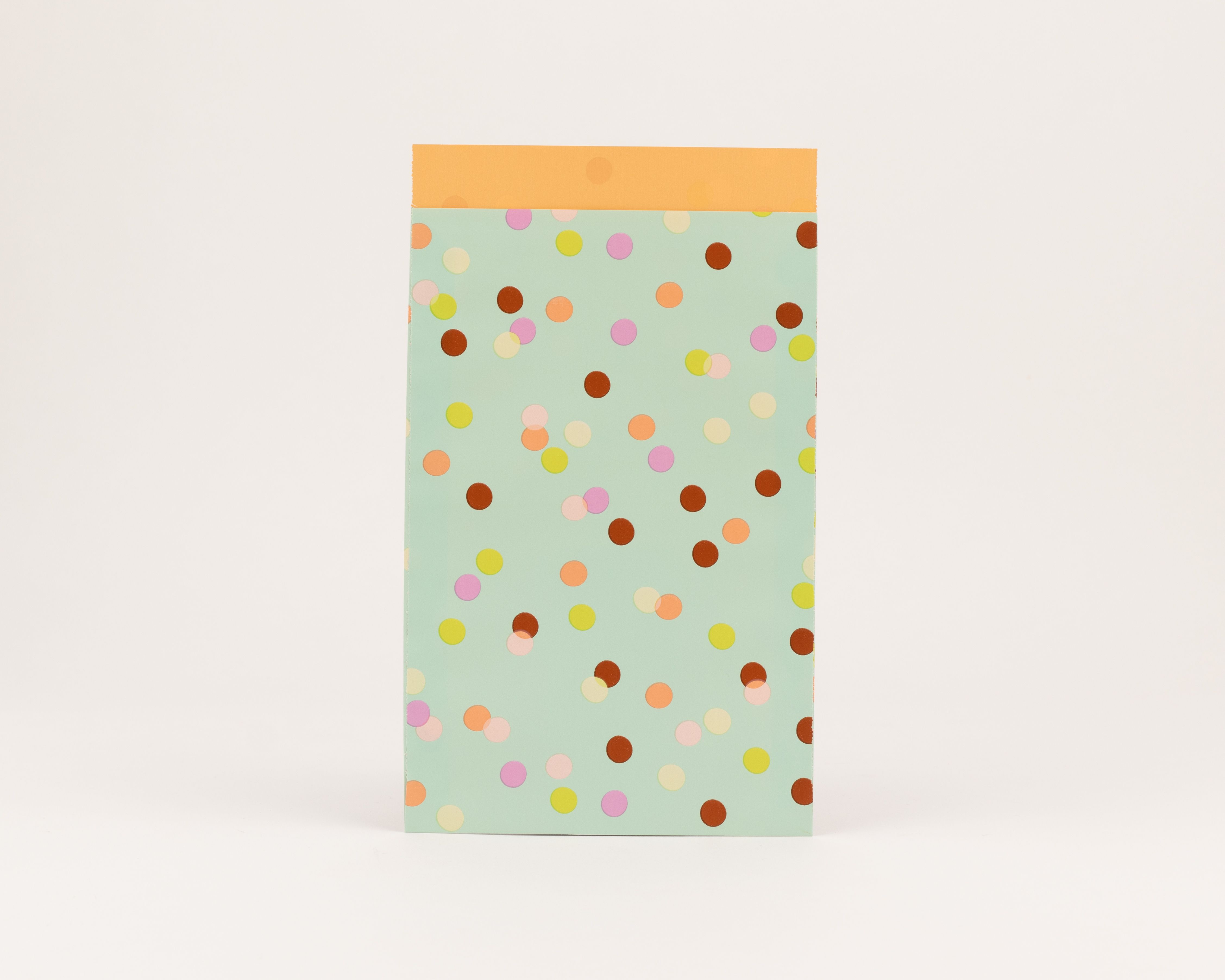 Flachbeutel in Minzgrün mit buntem Konfetti Muster in Orange, Braun, Gelb und Pink Die Innenseite ist orangefarben