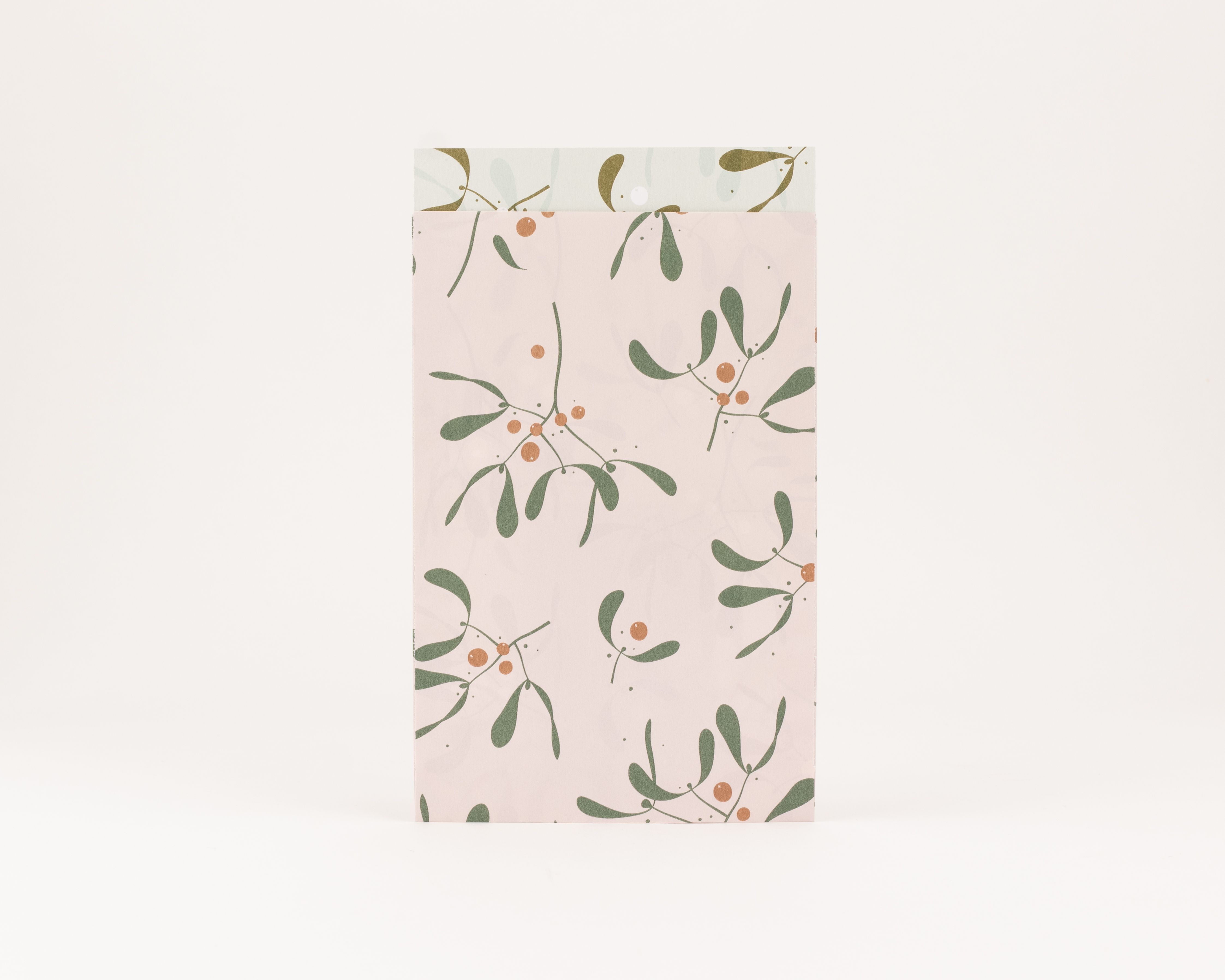 Flachbeutel mit Mistelzweig-Muster in Rosa, Blaetter olivgruen, Beeren zimtfarben. Die Innenseite ist hellgruenlich-beige.