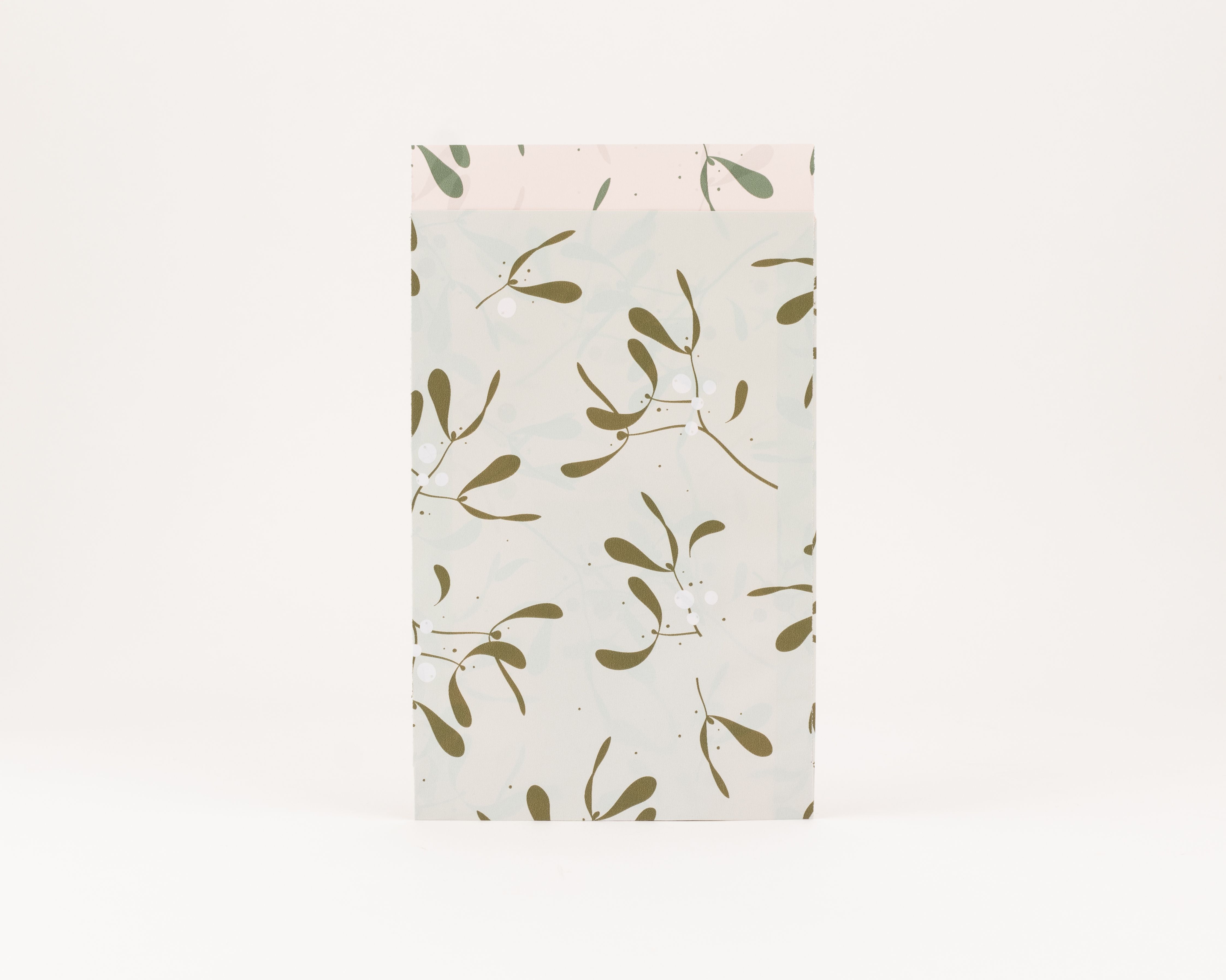 Flachbeutel mit salbeigrünen Hintergrund, verziert mit olivgrünen Mistelzweigen und weißen Beeren, die Innenseite ist hellrosa