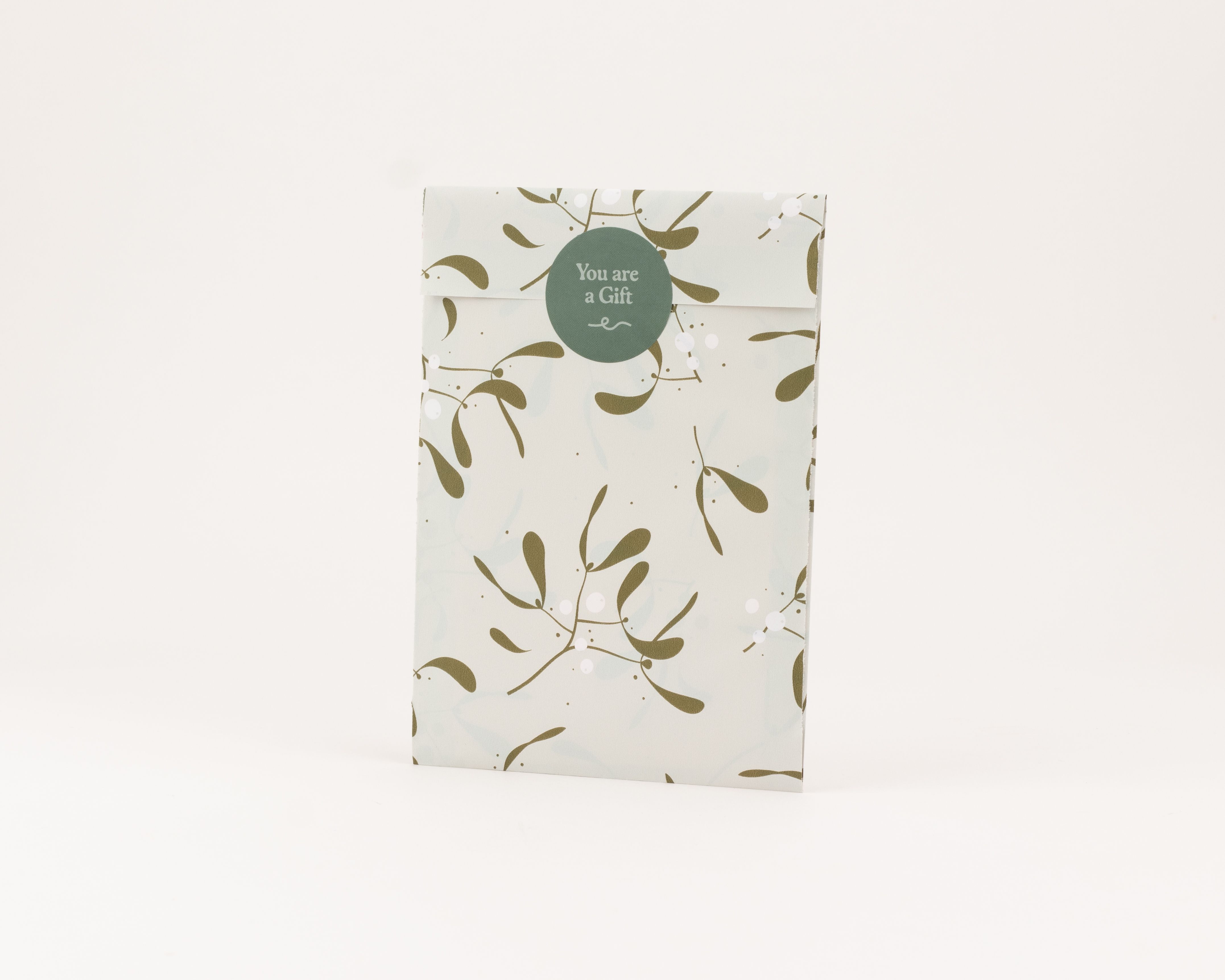 Papiertüten mit salbeigrüner Grundfarbe und olivgrünem Mistelzweig Motiv, verziert mit kleinen weißen Beeren und einem runden Aufkleber