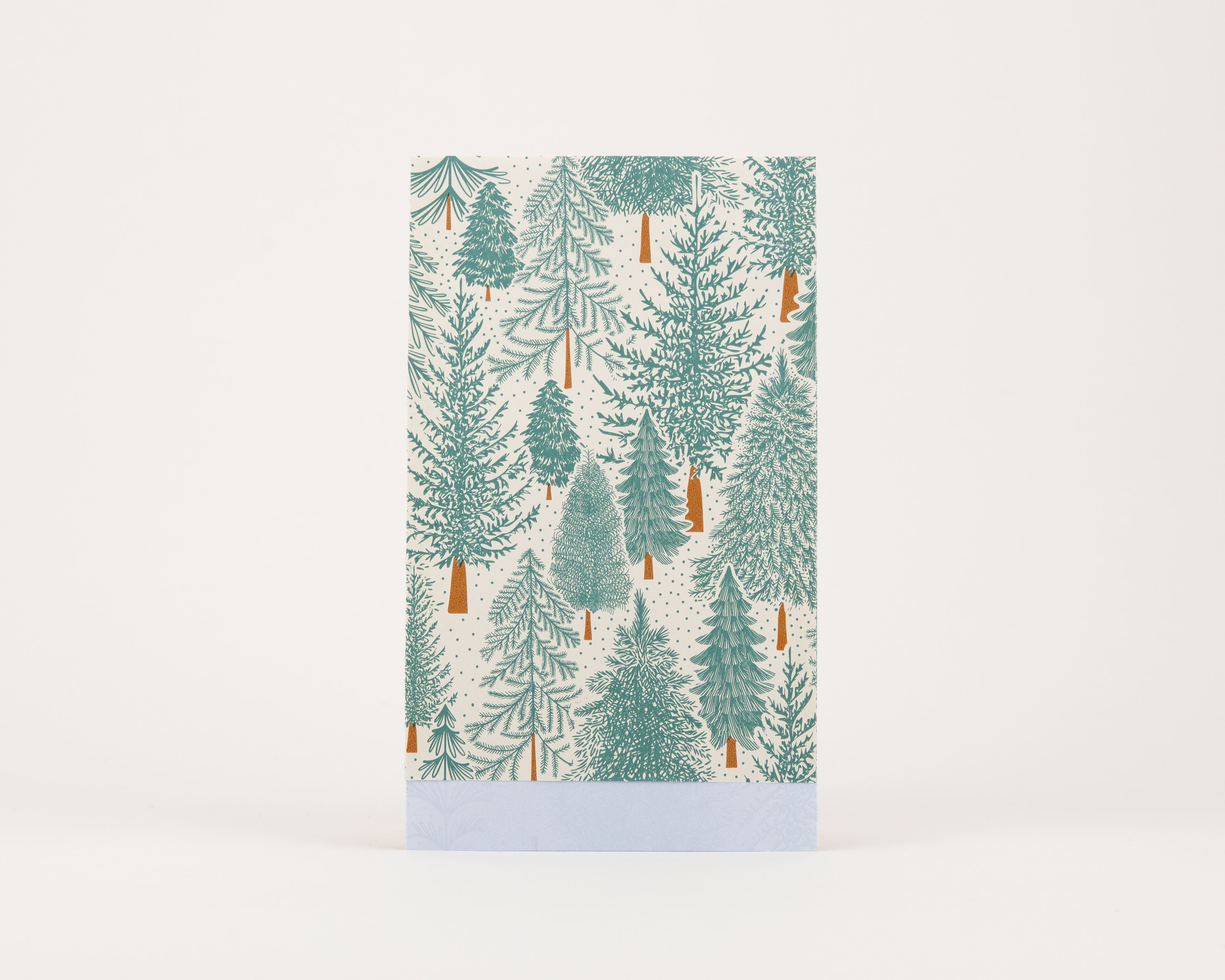 Papiertüten Flachbeutel mit nordischem Wintermotiv aus grünen Bäumen und hellbraunen Stämmen, die Innenseite ist hellblau mit feinem Muster