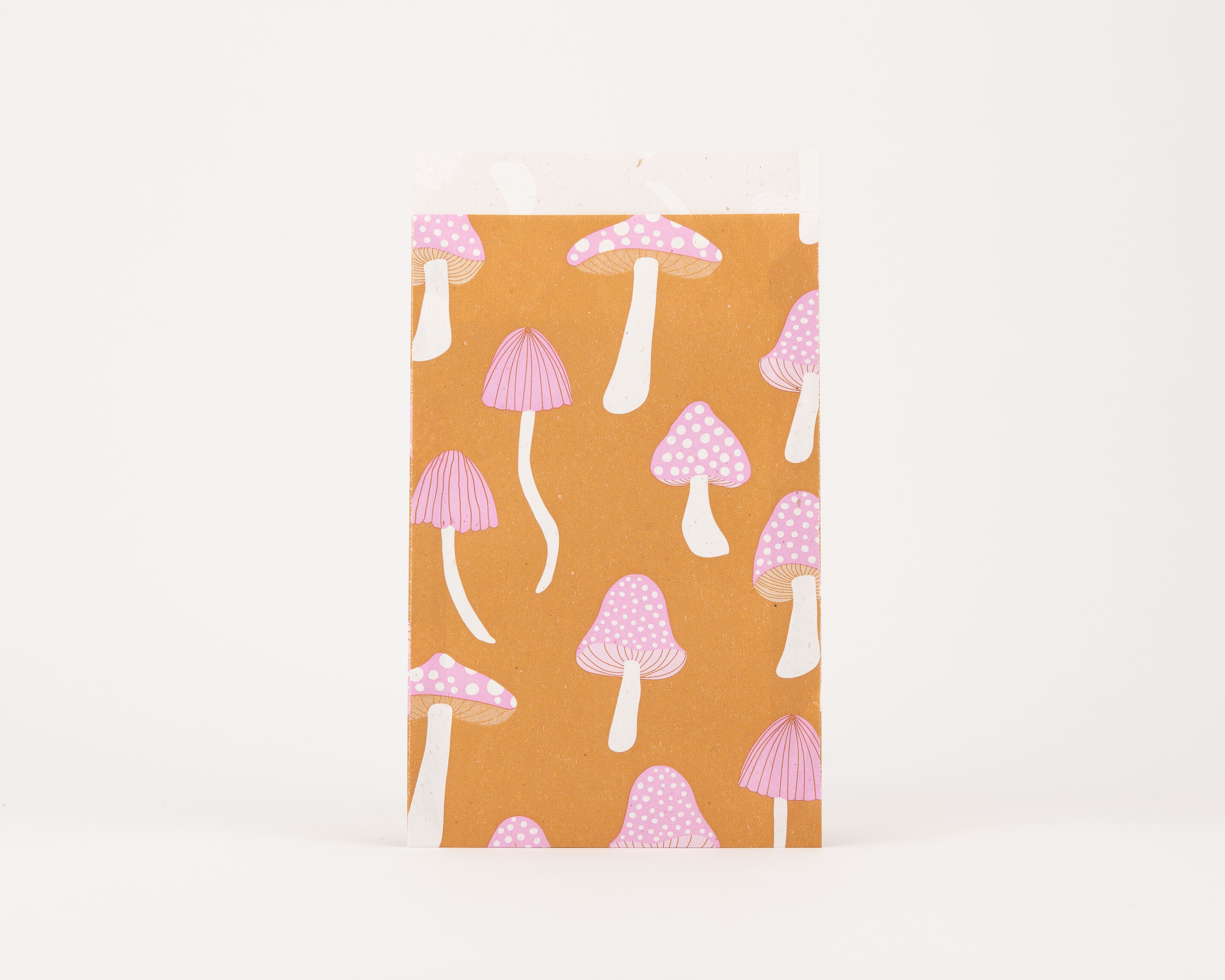 Papiertüten Flachbeutel mit ockerfarbenem Pilz-Muster in Rosa und Weiß, die Innenseite ist hellbeige