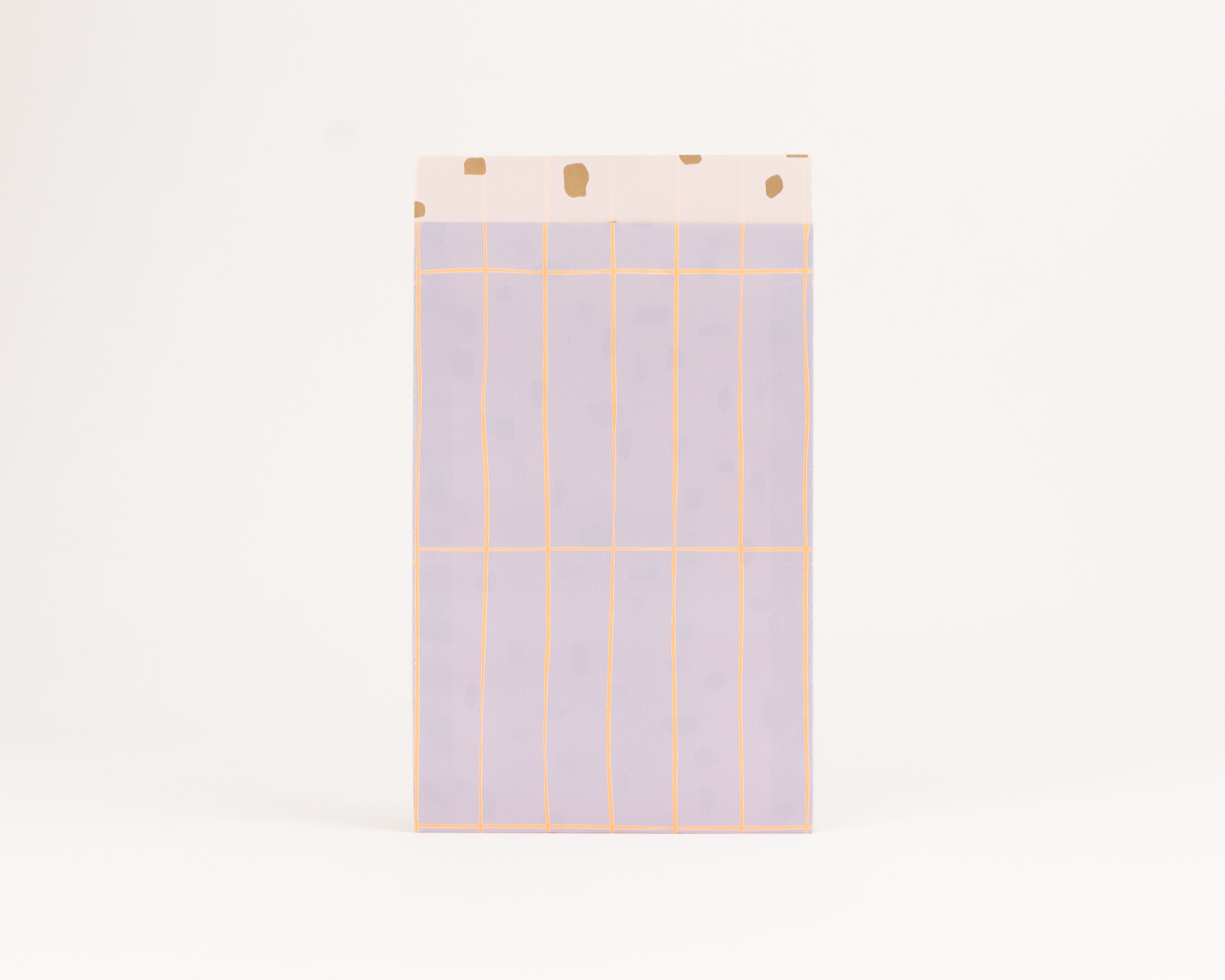 Flachbeutel in Flieder mit neonorangem Rastermuster und einer Innenseite in hellem Beige mit goldenen Punkten