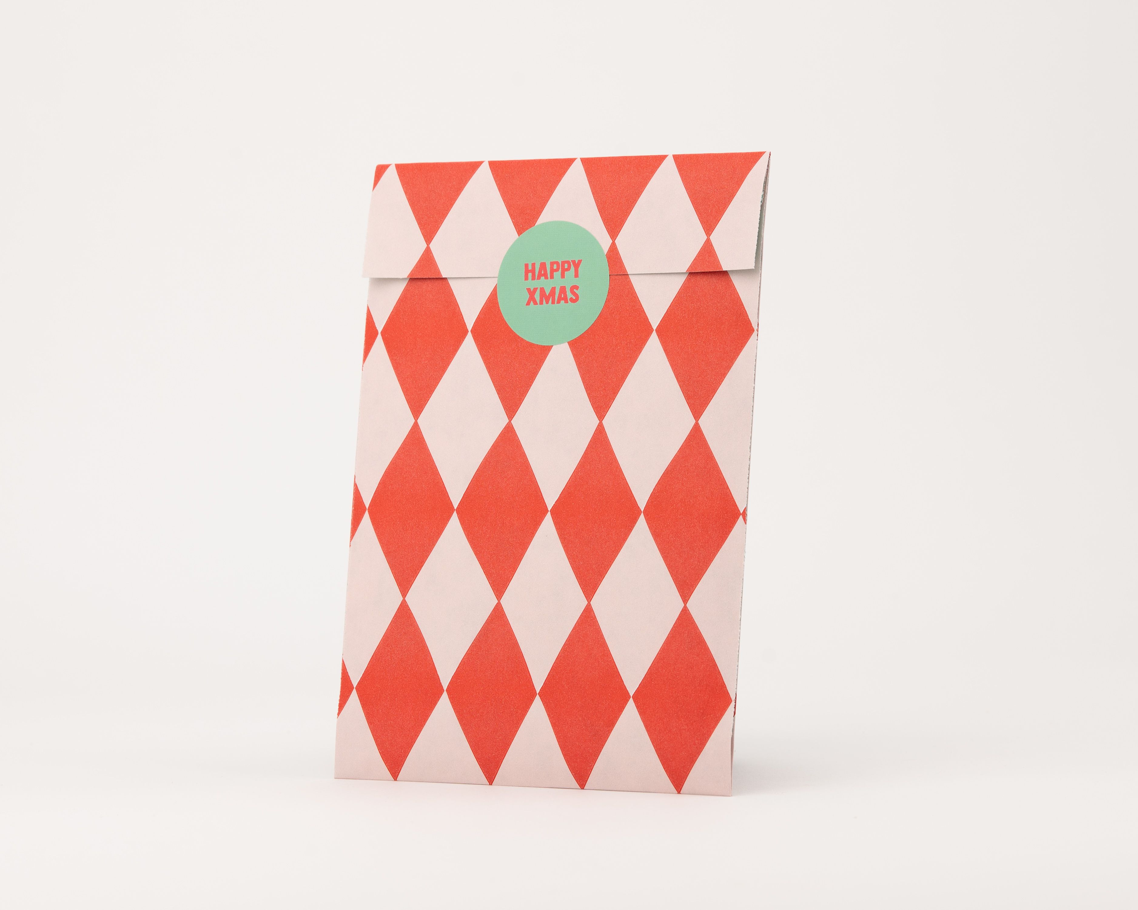 Papiertüten Flachbeutel mit auffälligem rotem Rautenmuster auf hellrosa Grund und passender hellrosa Innenseite