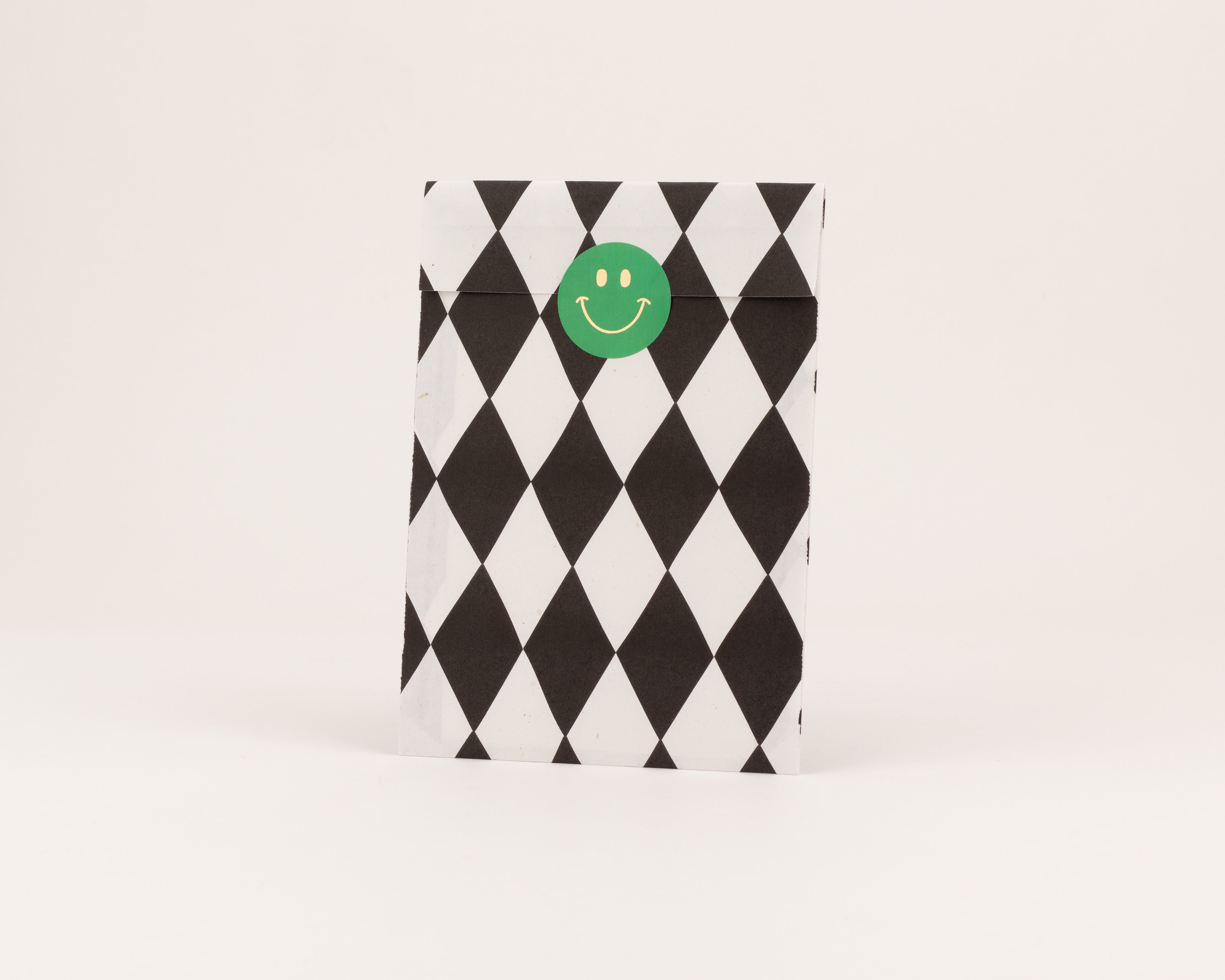 Flachbeutel mit einem klassischen Schachbrettmuster in den Farben Schwarz und Weiß, die Innenseite ist weiß