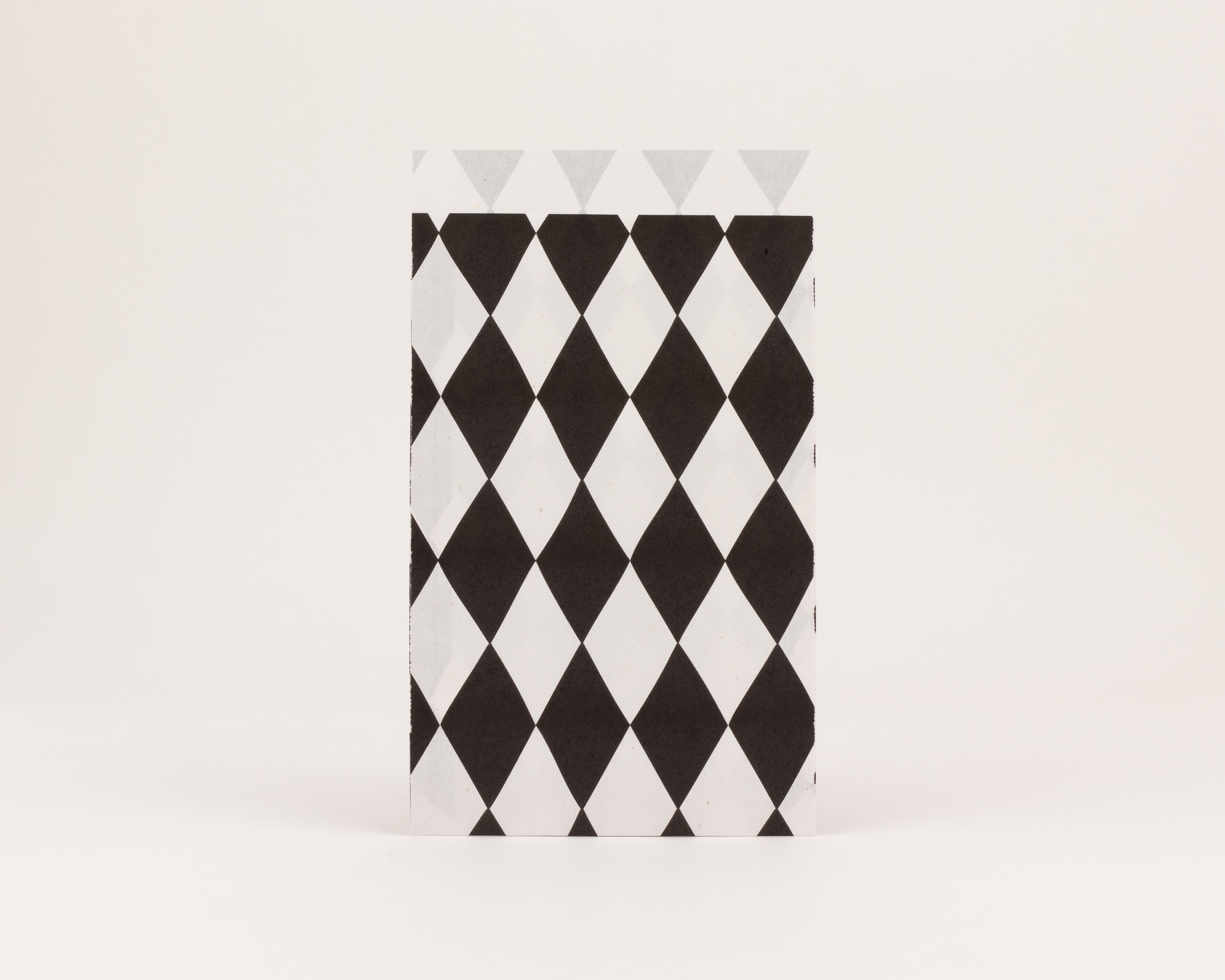 Flachbeutel mit auffälligem schwarz-weißem Schachbrettmuster und einer Innenseite mit dezentem hellem Dreiecksmuster