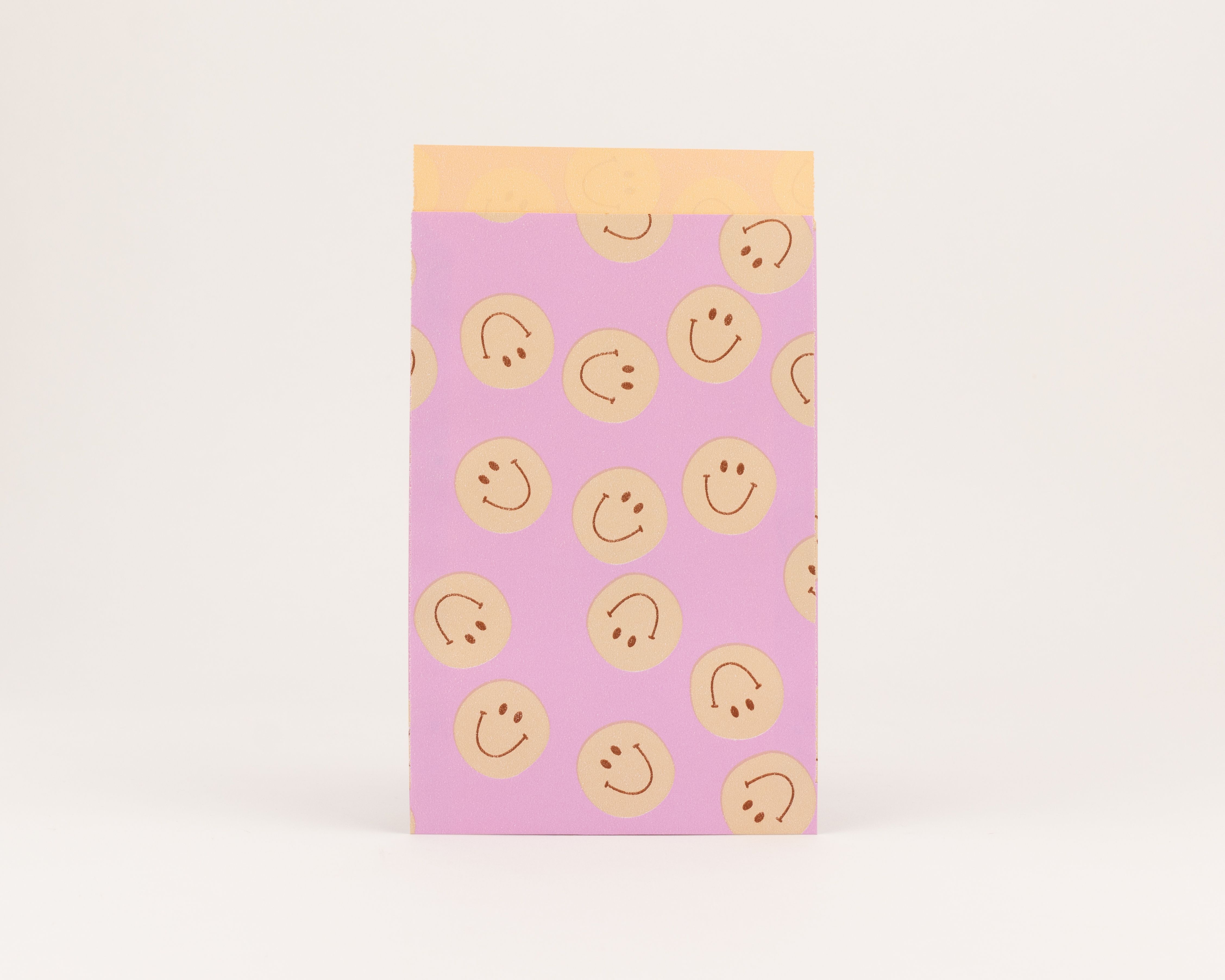 Flachbeutel in Flieder mit beigem Smiley-Muster und einer orangefarbenen Innenseite