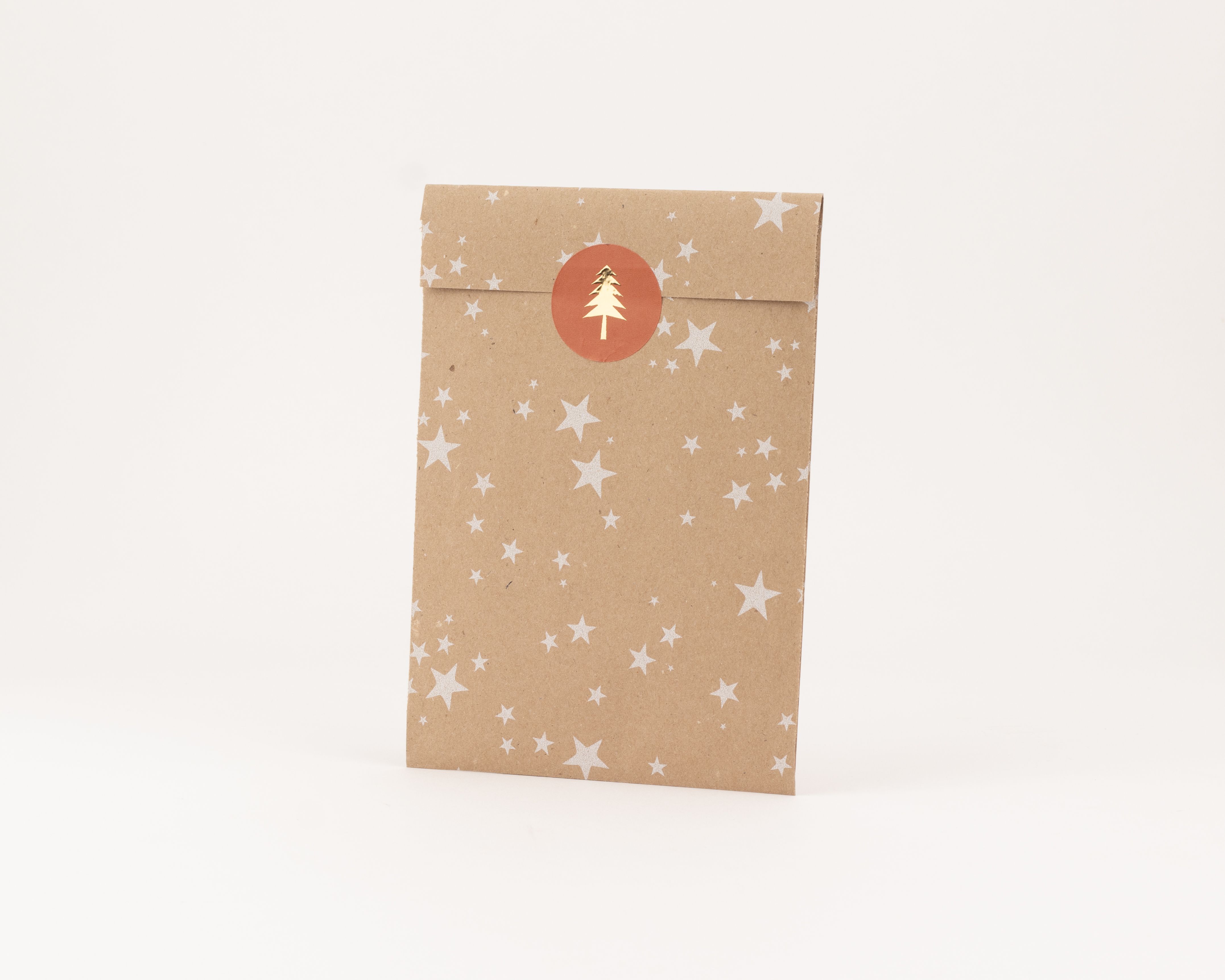 Flachbeutel aus Kraftpapier mit einem durchgehenden Sternennacht-Muster, das sich durch weiße Sterne auszeichnet