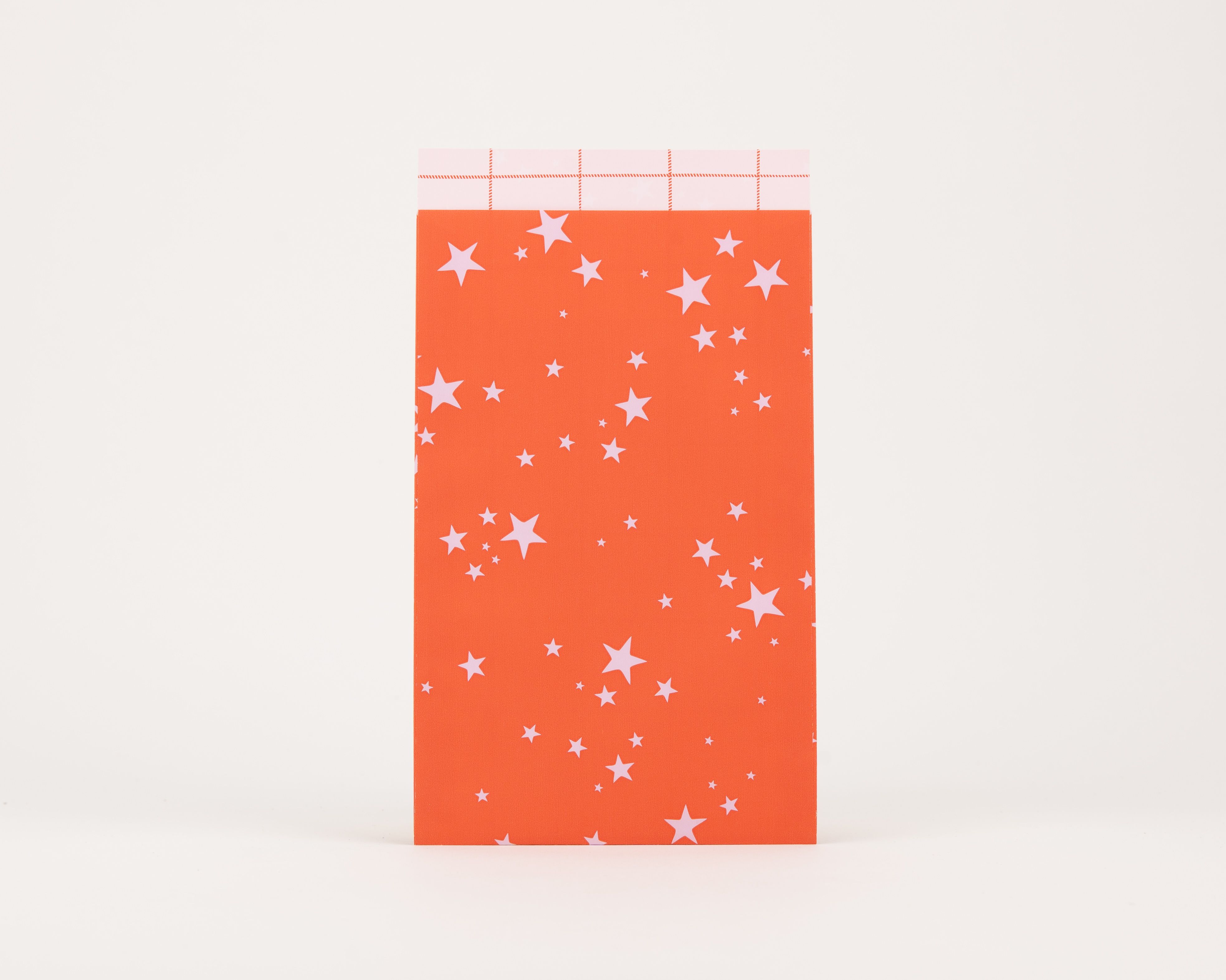 Papiertüten Flachbeutel in Orangerot mit hellrosa Sternenmuster, die Innenseite ist hellrosa mit einem zarten Karomuster