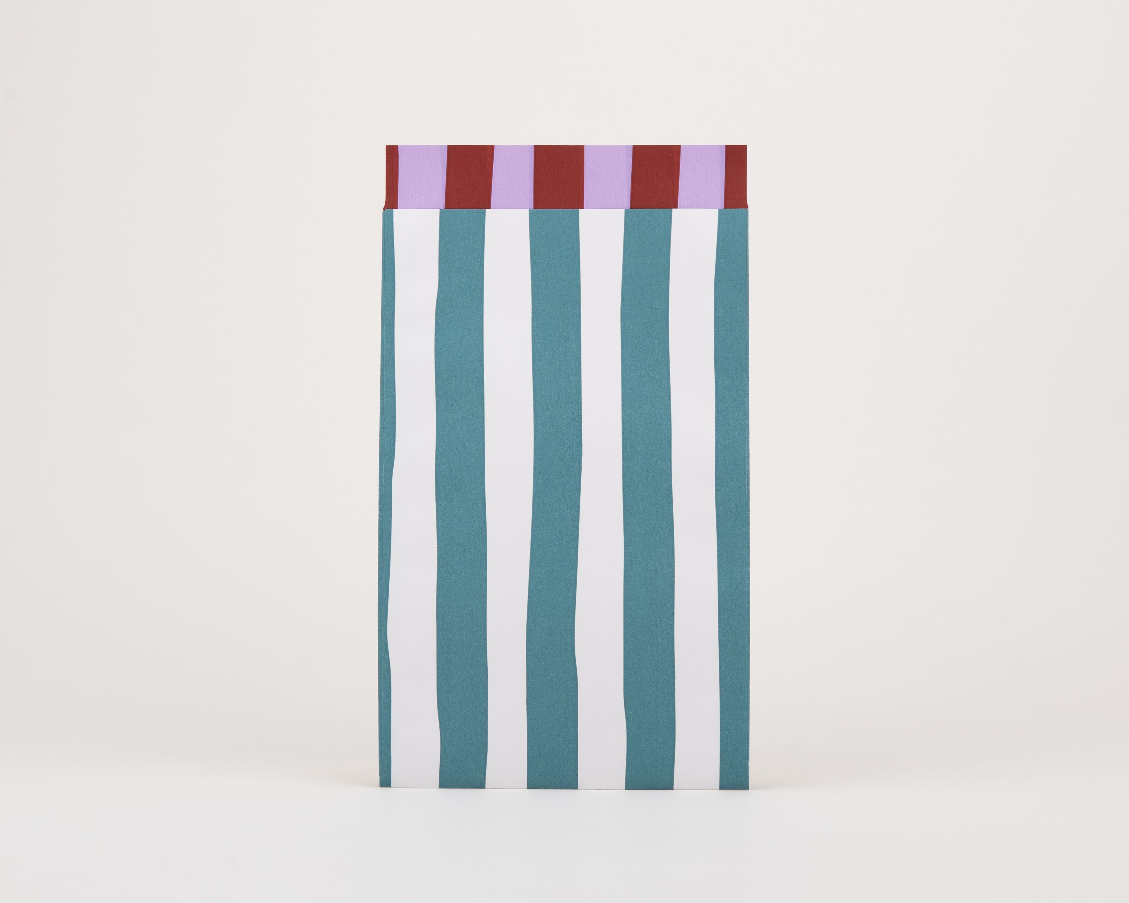 Papiertüten Flachbeutel mit blau-weißen vertikalen Streifen und einer Innenseite mit violetten und burgunderroten horizontalen Streifen