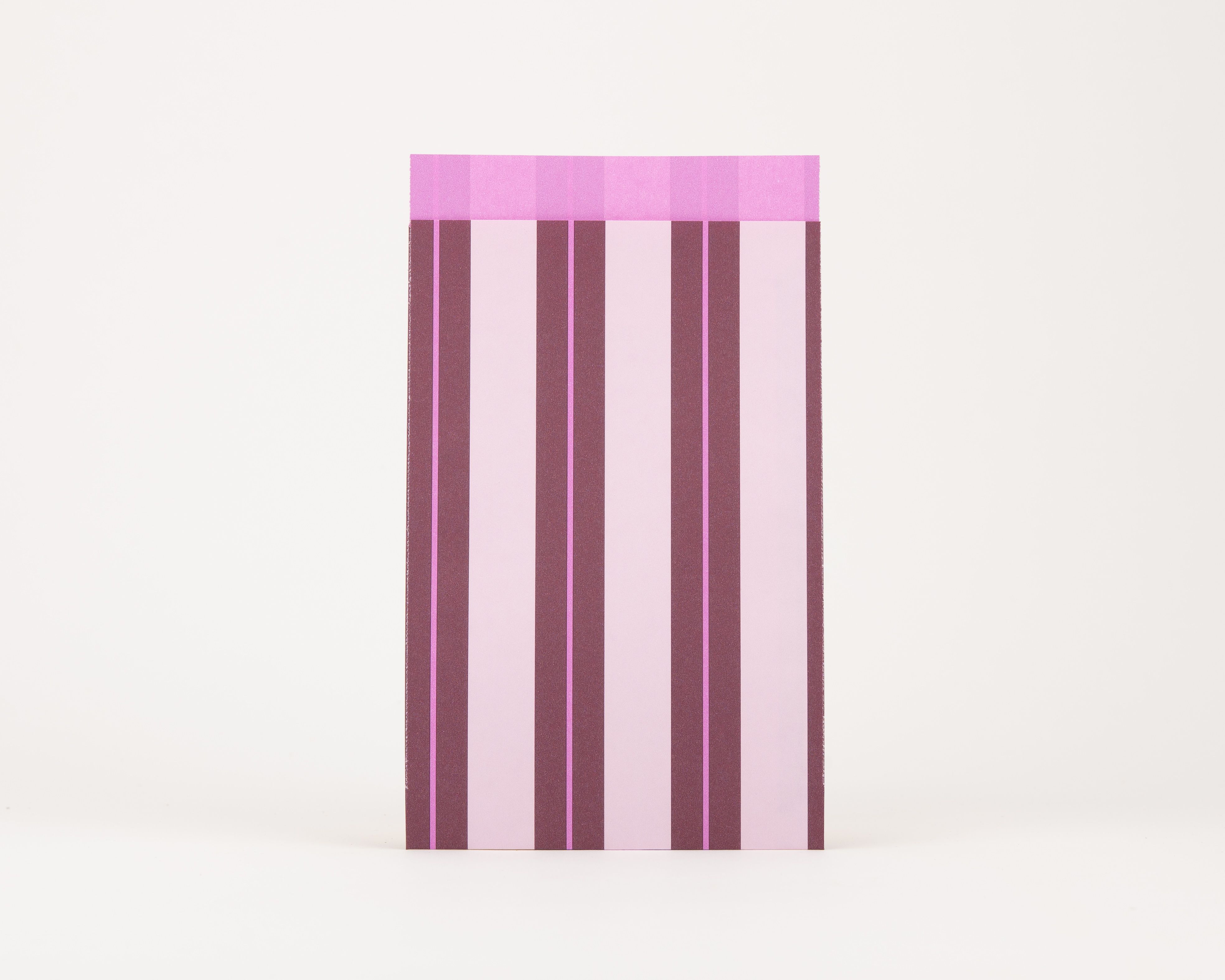 Papiertüten Flachbeutel mit vertikalen Streifen in Flieder und Aubergine. Die Innenseite zeigt Streifen in Flieder und Rosa