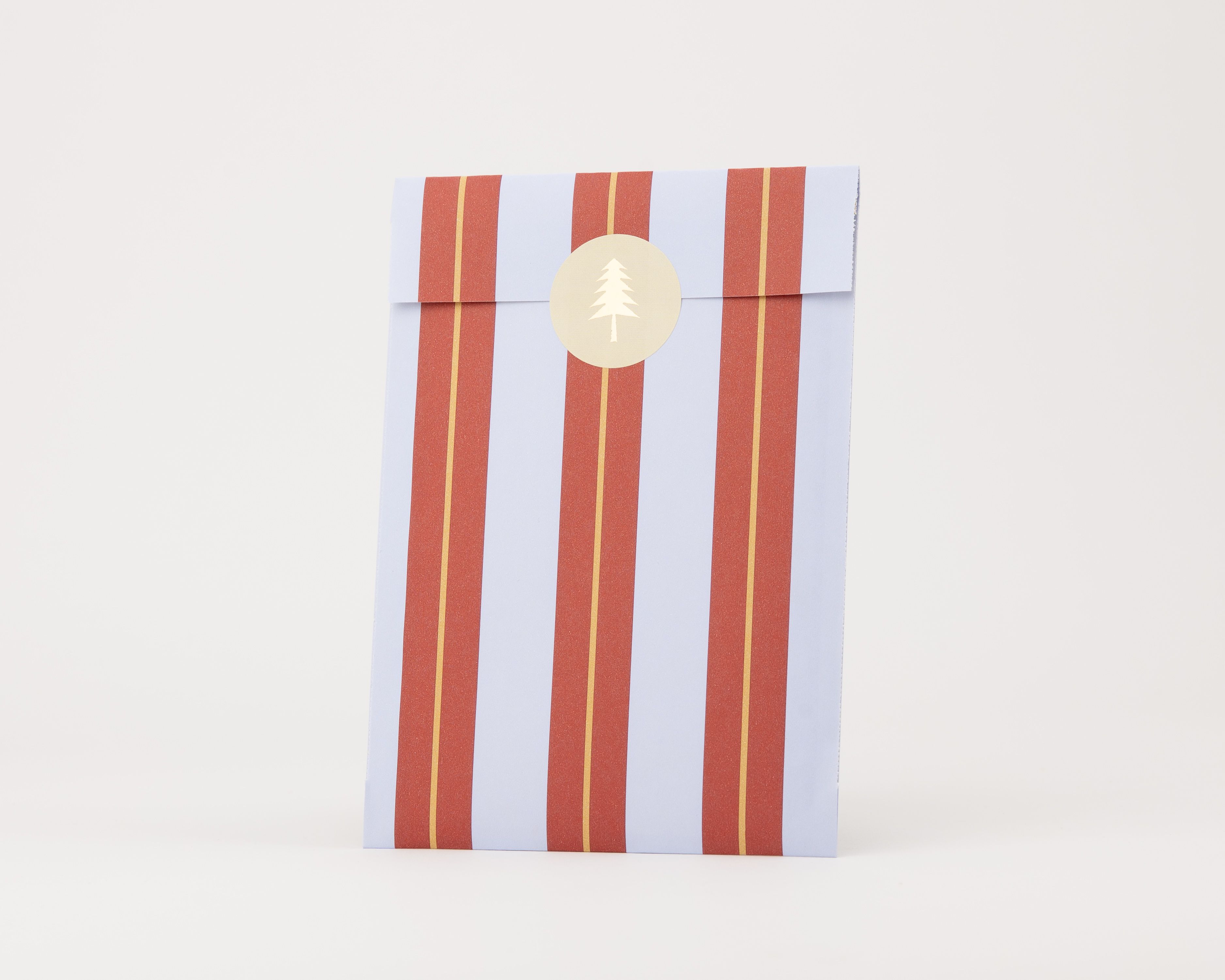 Papiertüten Flachbeutel mit hellblauen, dunkelroten und gelben Streifen außen und innen, verziert mit einem beigen Baum-Aufkleber