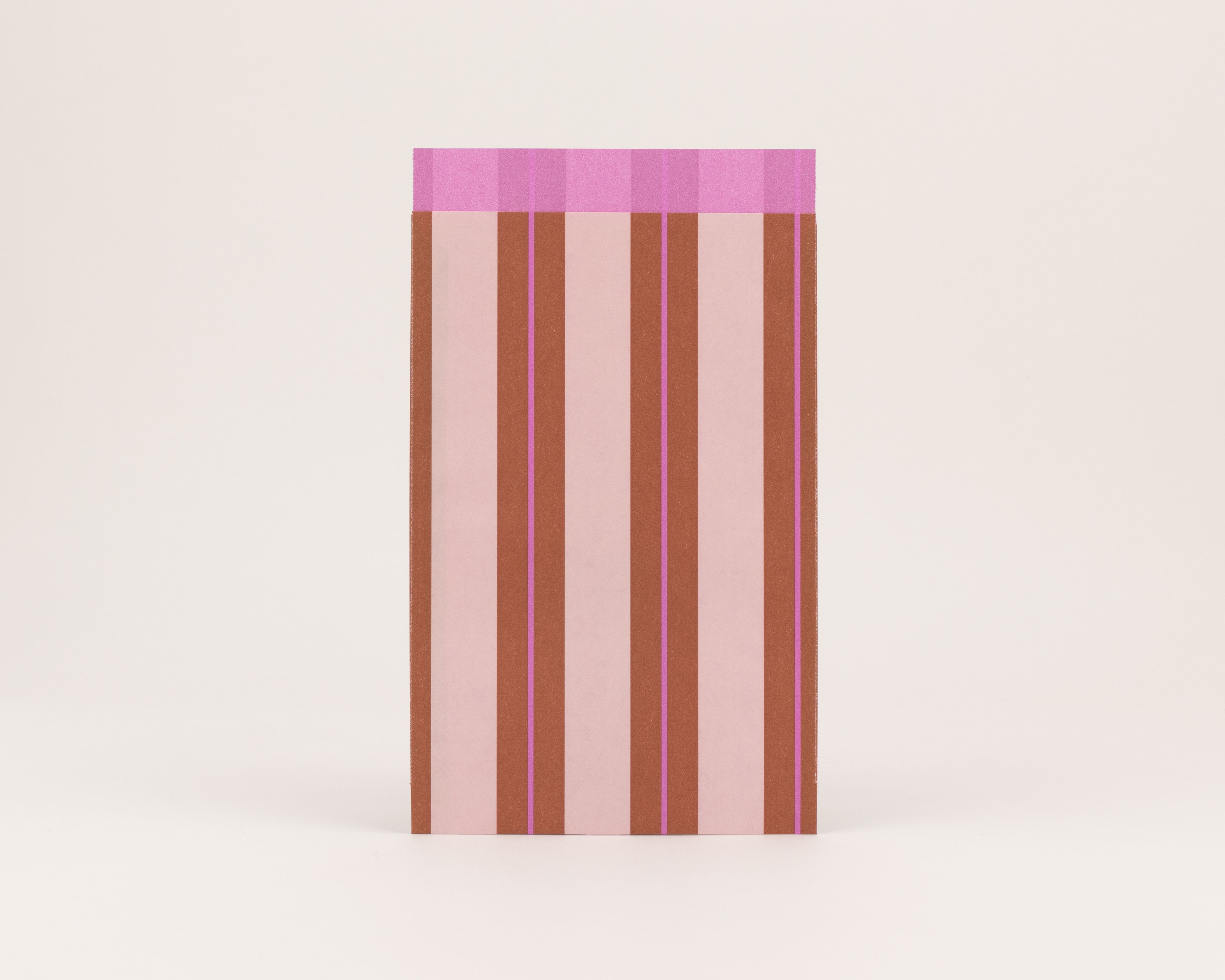 Flachbeutel mit vertikalen Streifen in Braun, Hellrosa und rosa Linien. Die Innenseite hat horizontale Streifen in Pink und Lila