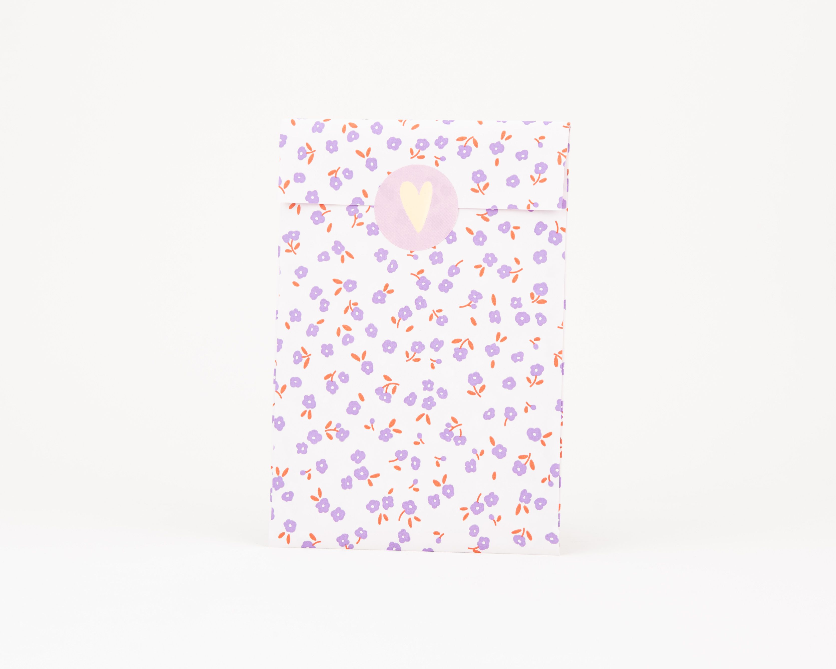 Papiertüten Flachbeutel mit Blumenmuster in Flieder und Rost auf weißem Grund. Die Innenseite ist hellfliederfarben