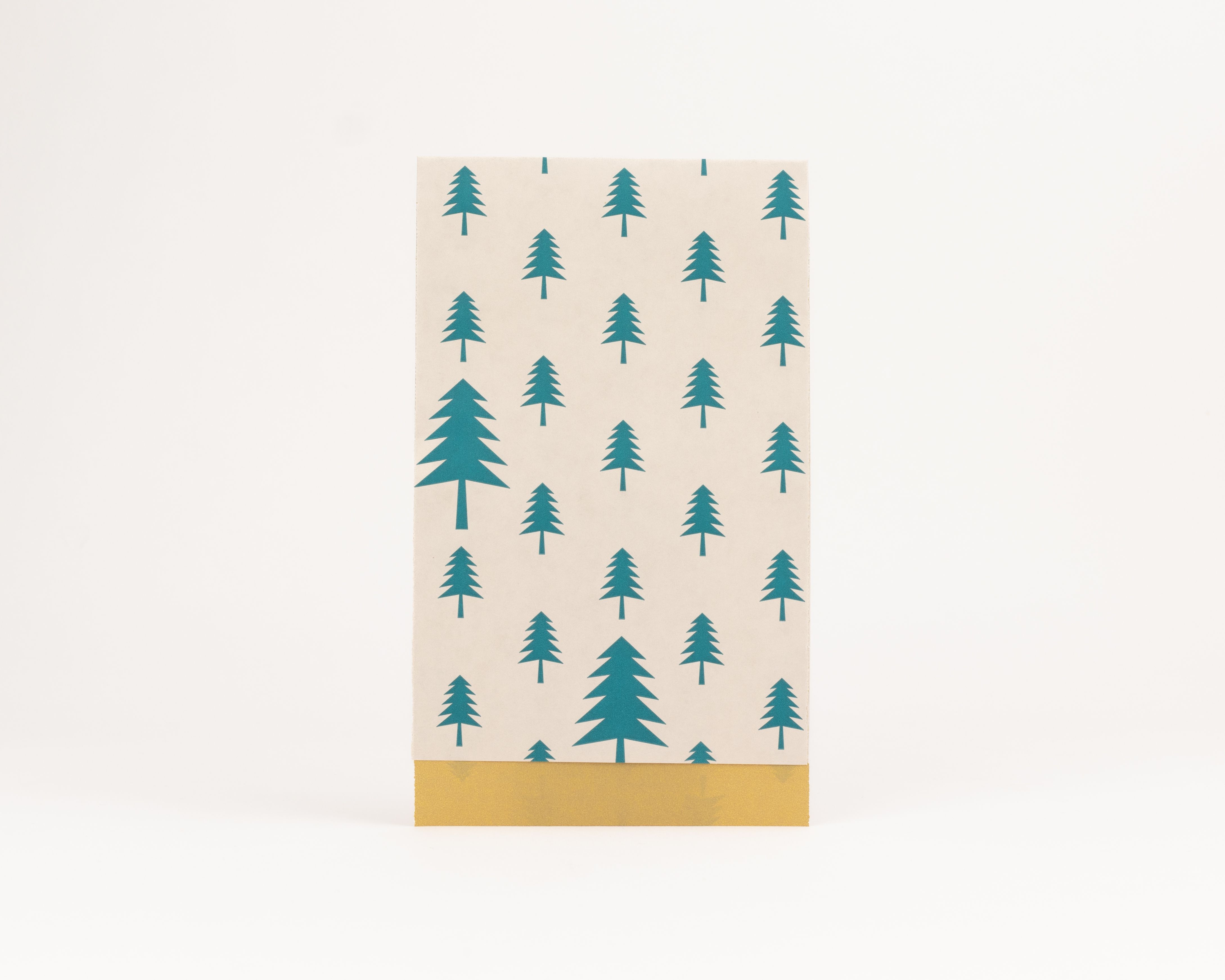 Flachbeutel mit beigem Hintergrund und dunkelgruenem Tannenbaum-Muster auf der Außenseite, die Innenseite ist goldfarben