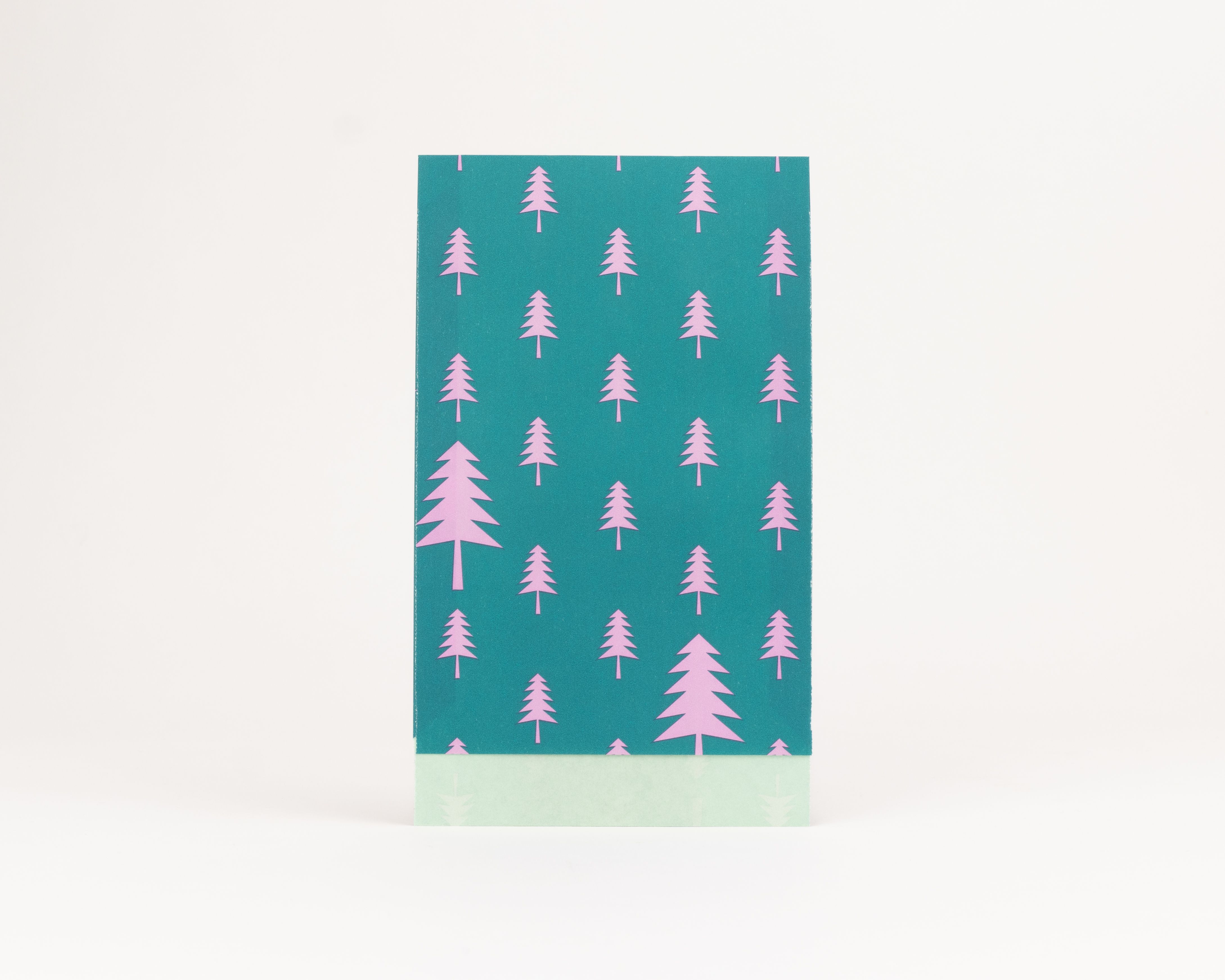 Flachbeutel mit pinkem Tannenmuster auf der grünen Außenseite und der Innenseite in Hellgrün