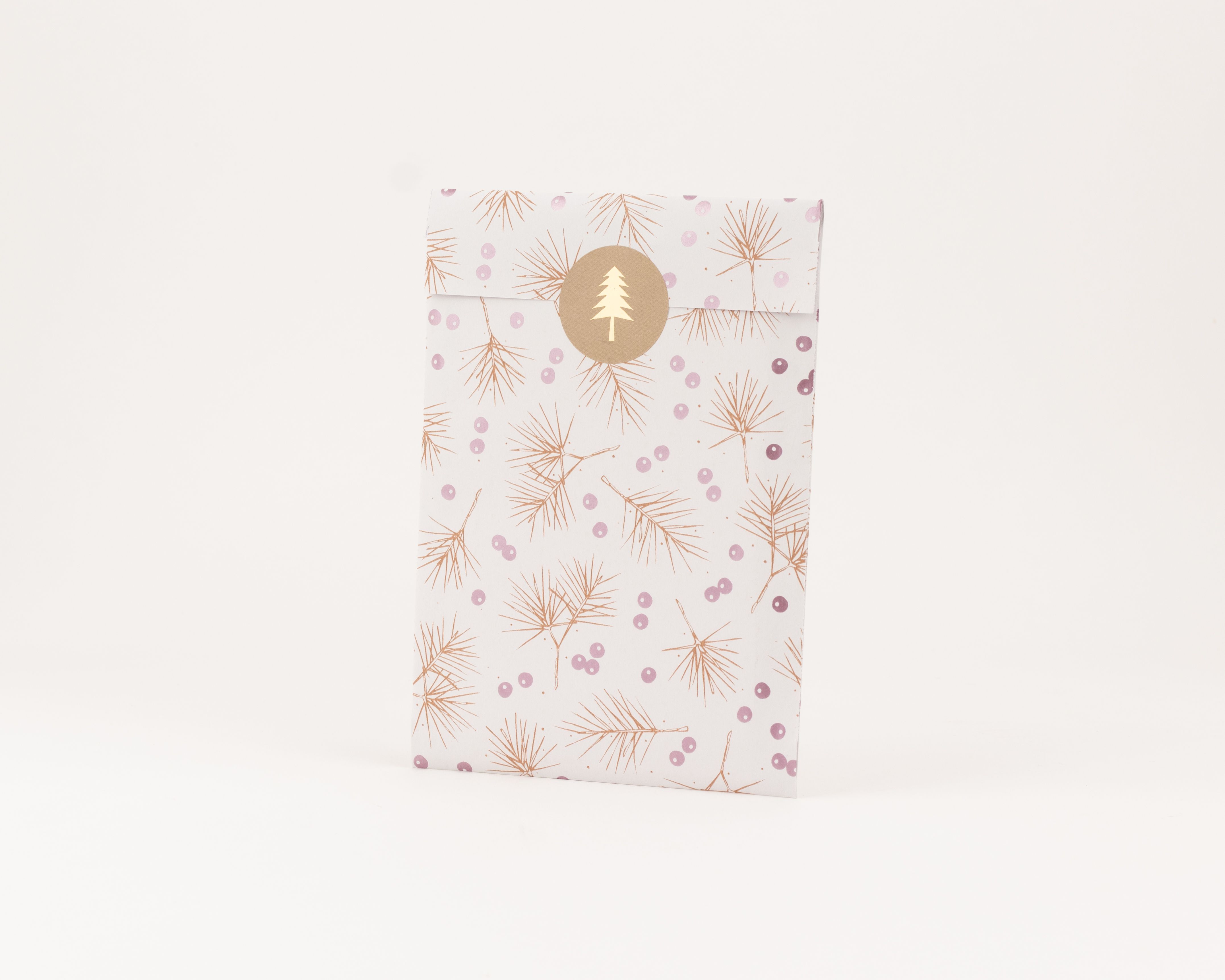 Flachbeutel mit einem cremeweißen Hintergrund, verziert mit einem Muster aus Zimt-farbenen Tannen und eleganten rosa Beeren mit metallischem Glanz, dazu eine cremeweiße Innenseite