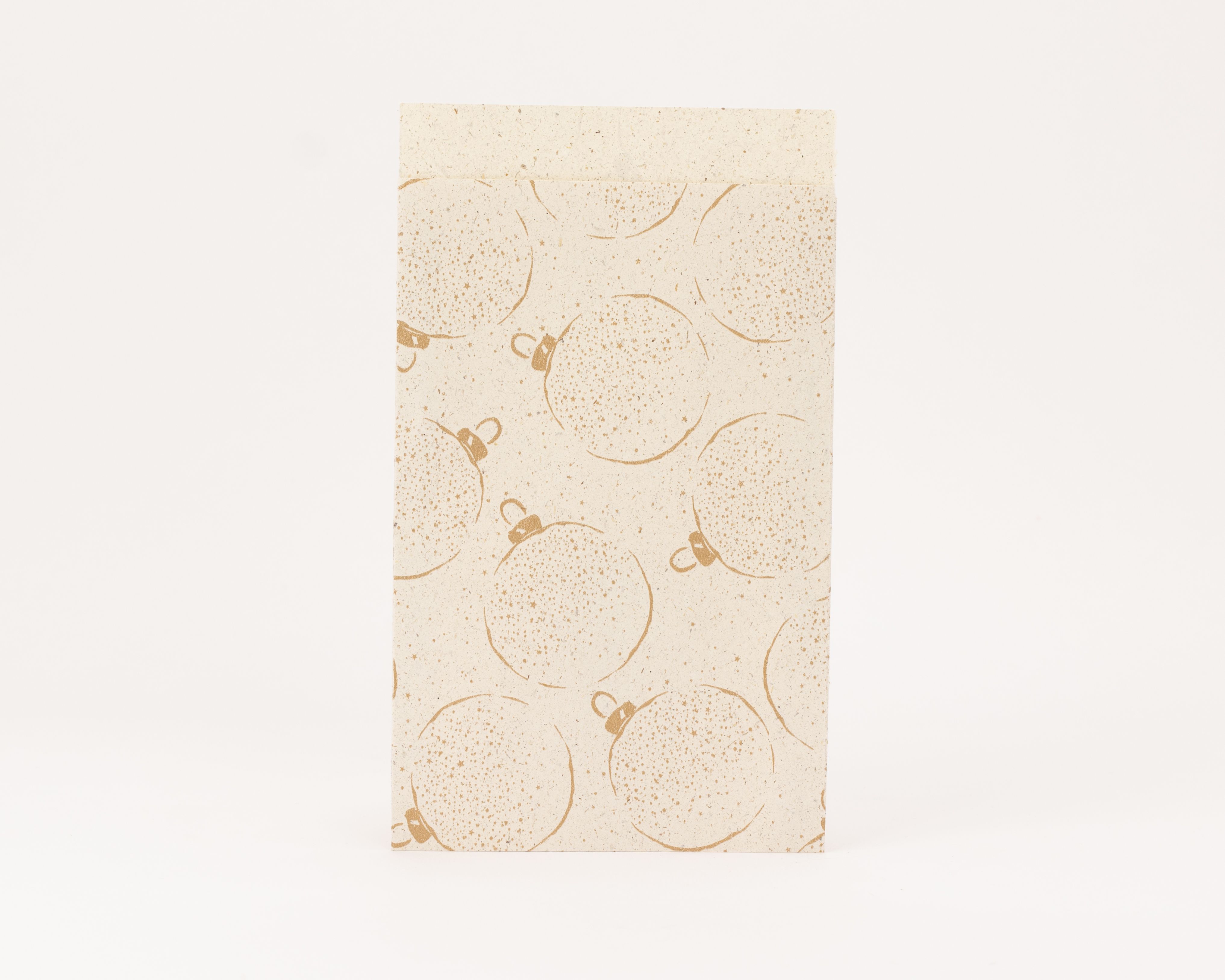 Flachbeutel aus Kraftpapier mit goldenem Weihnachtskugelmuster und feiner Sprenkelung, die Innenseite zeigt ebenfalls Kraftpapier