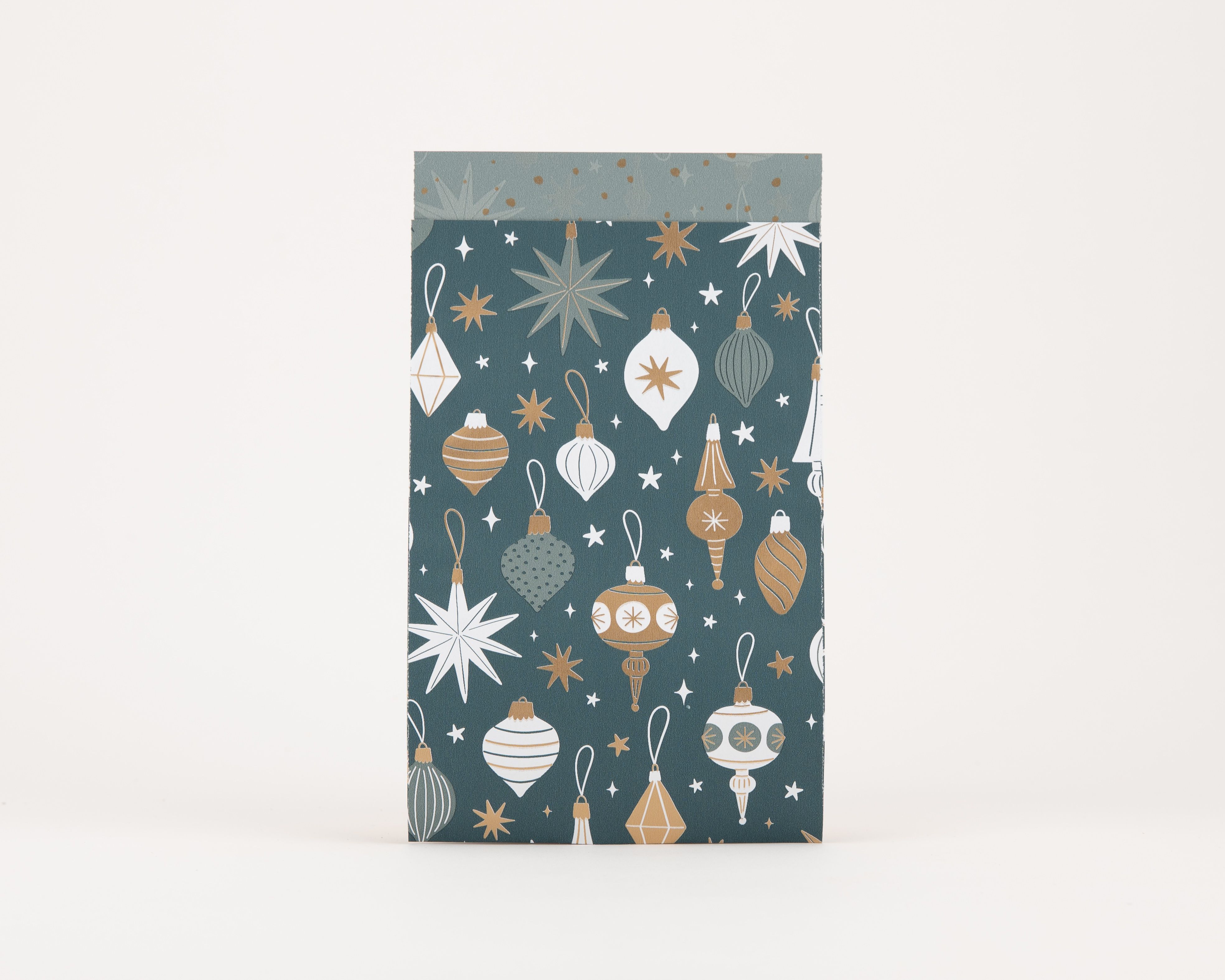 Papiertüten Flachbeutel in Petrol mit goldenen und weißen Weihnachtskugeln. Die Innenseite ist helleres Petrol mit goldenen Akzenten