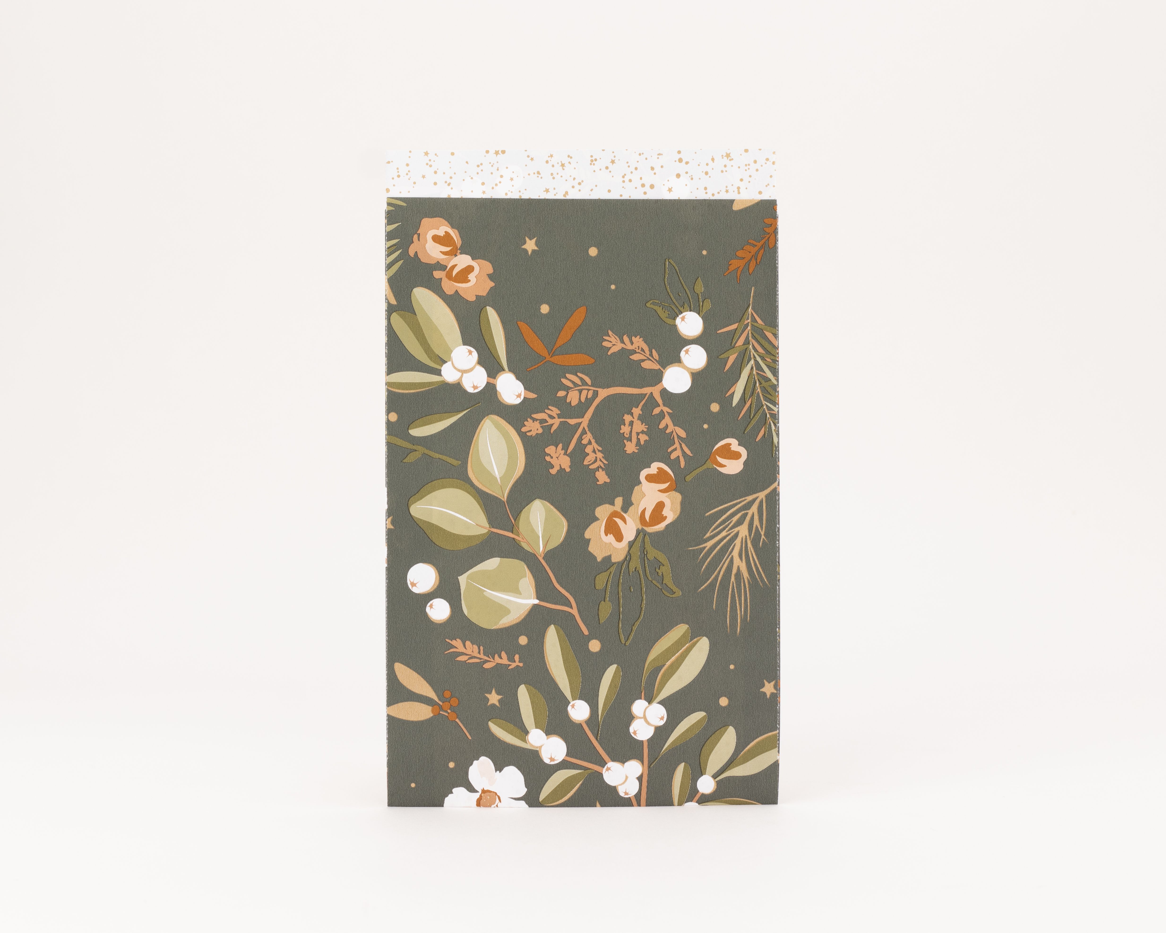 Flachbeutel mit dunkelgrünem Blumenmuster aus grünen Blättern, weißen Beeren und Goldeffekt, Innenseite weiß mit goldenen Sternen und Punkten