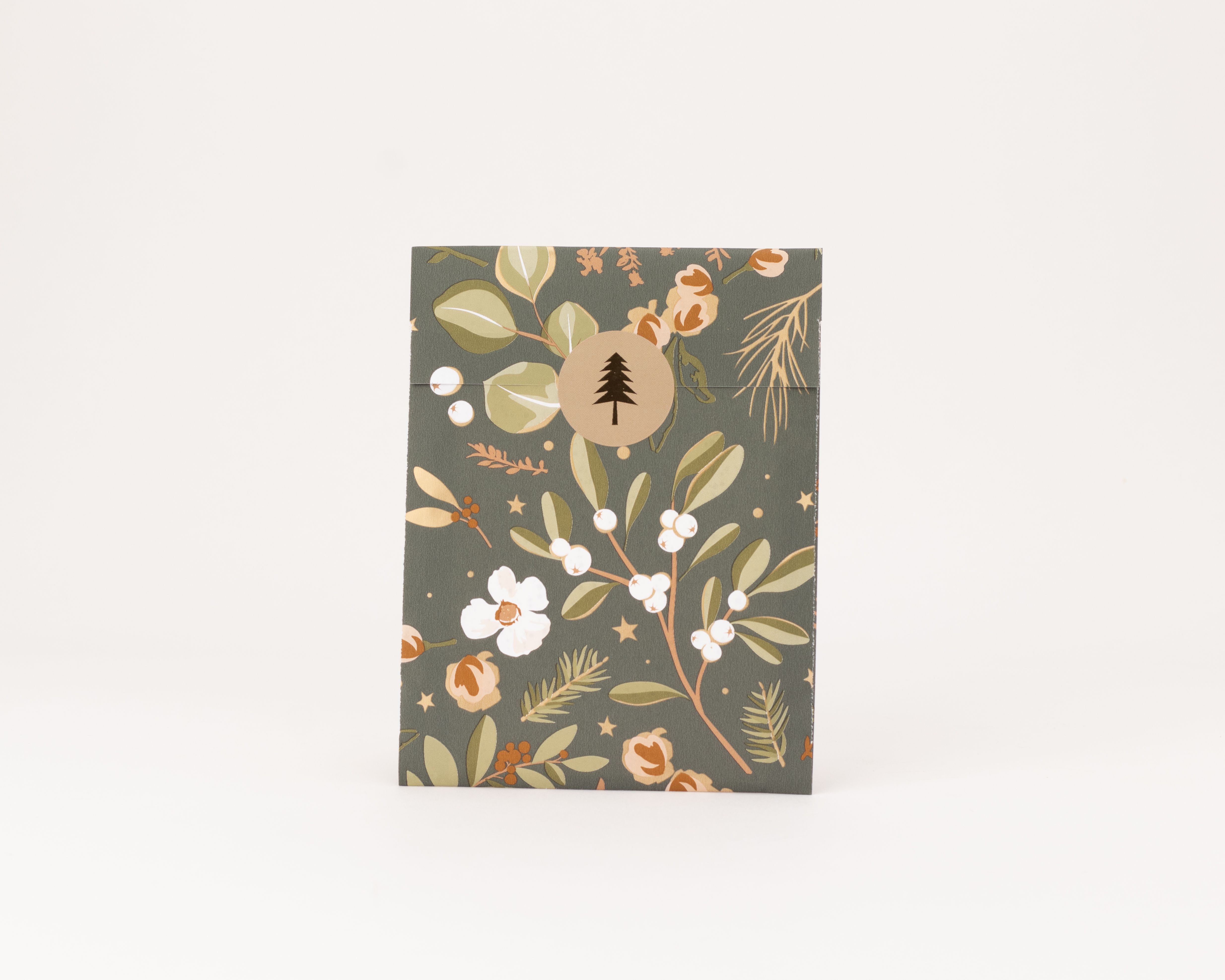 Flachbeutel mit graugrünem Wintergarten-Muster, Goldeffekt und einem Baum-Sticker. Innenseite hellbeige