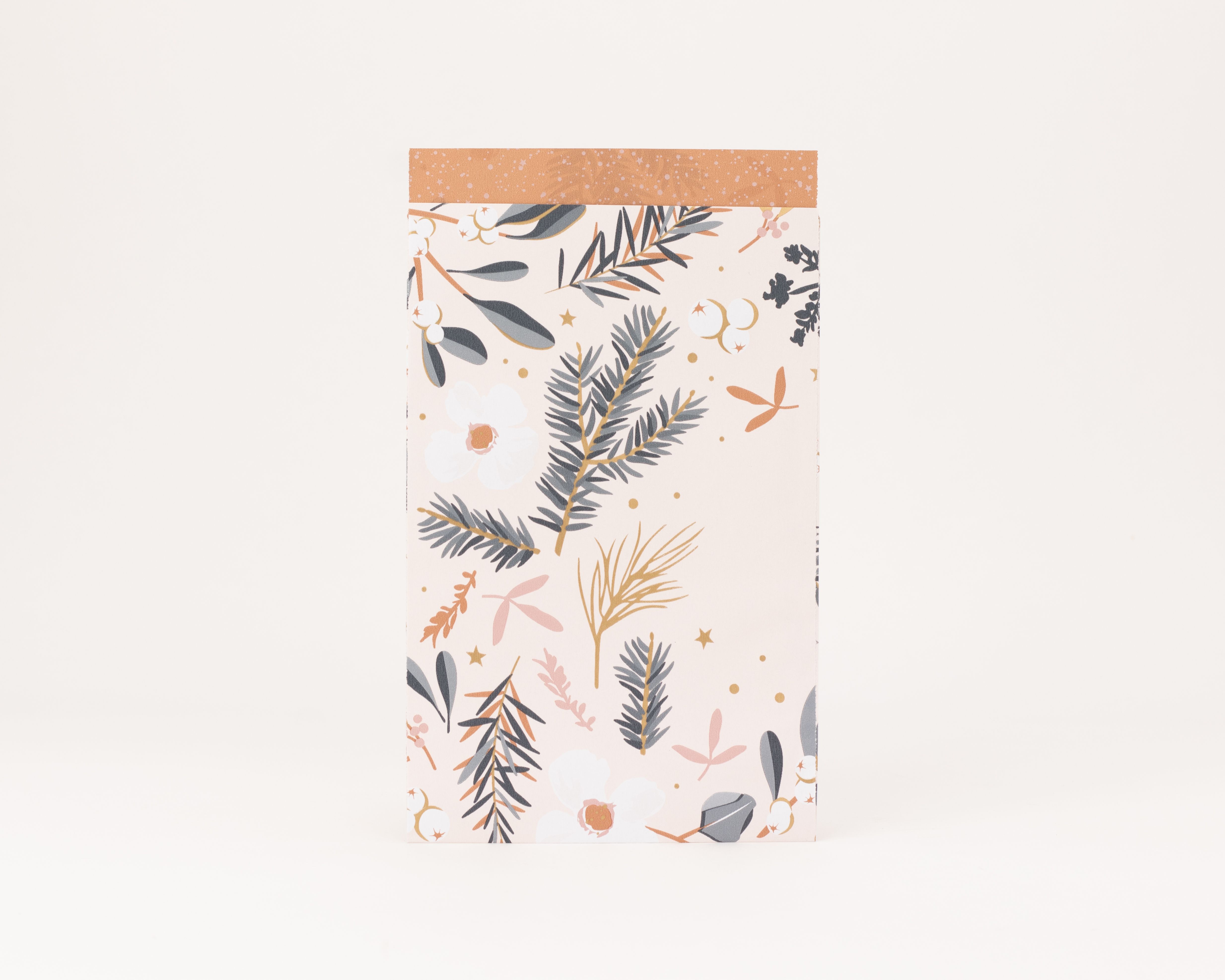 Flachbeutel in Rosa mit floralem Wintergarten-Muster in Grau, Rosa und Goldeffekt. Innen pfirsichfarben mit goldenen Sternen