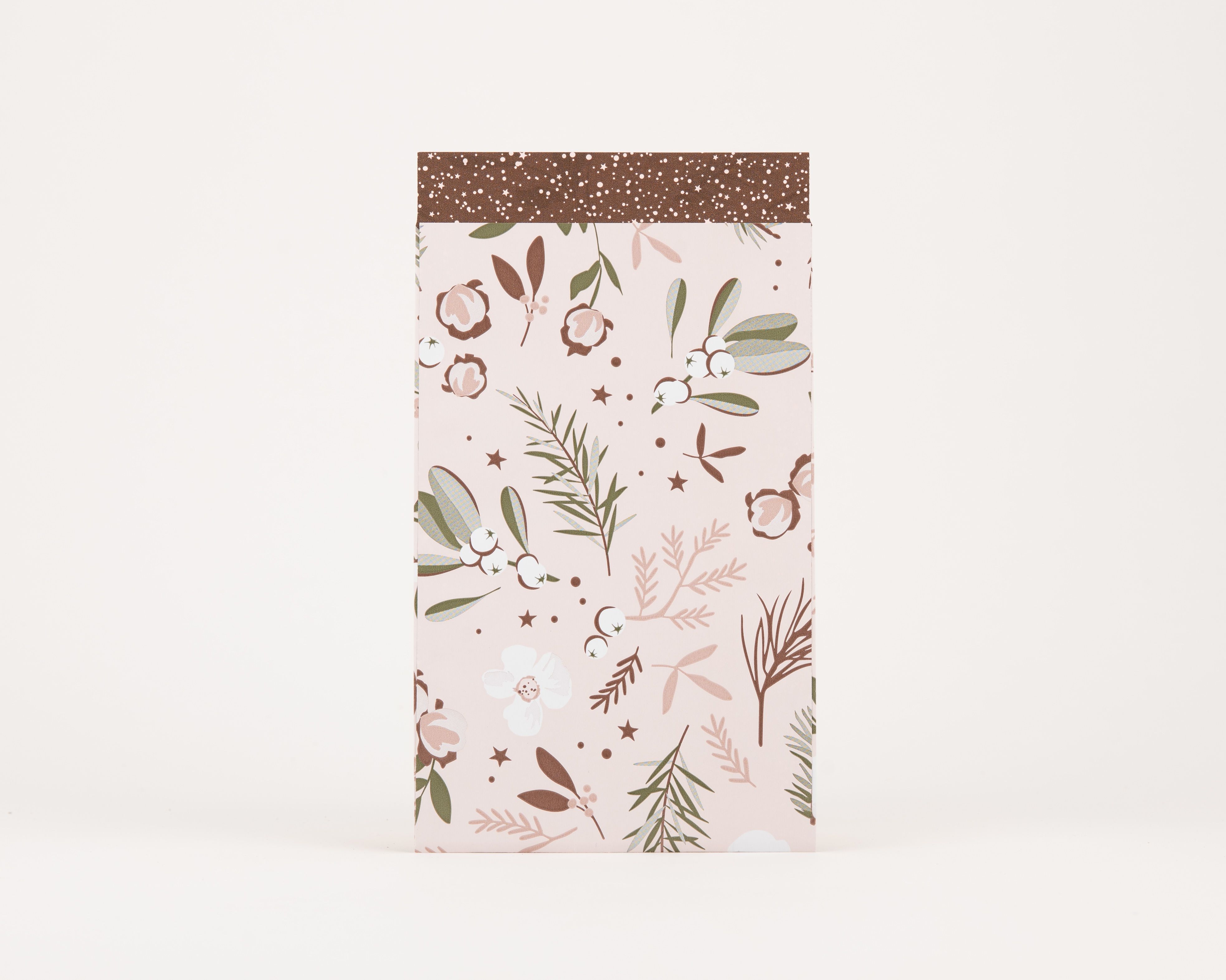 Papiertüten Flachbeutel in Rosa mit olivgrünem und braunem botanischem Muster. Innenseite dunkelbraun mit weißen Punkten und Sternen