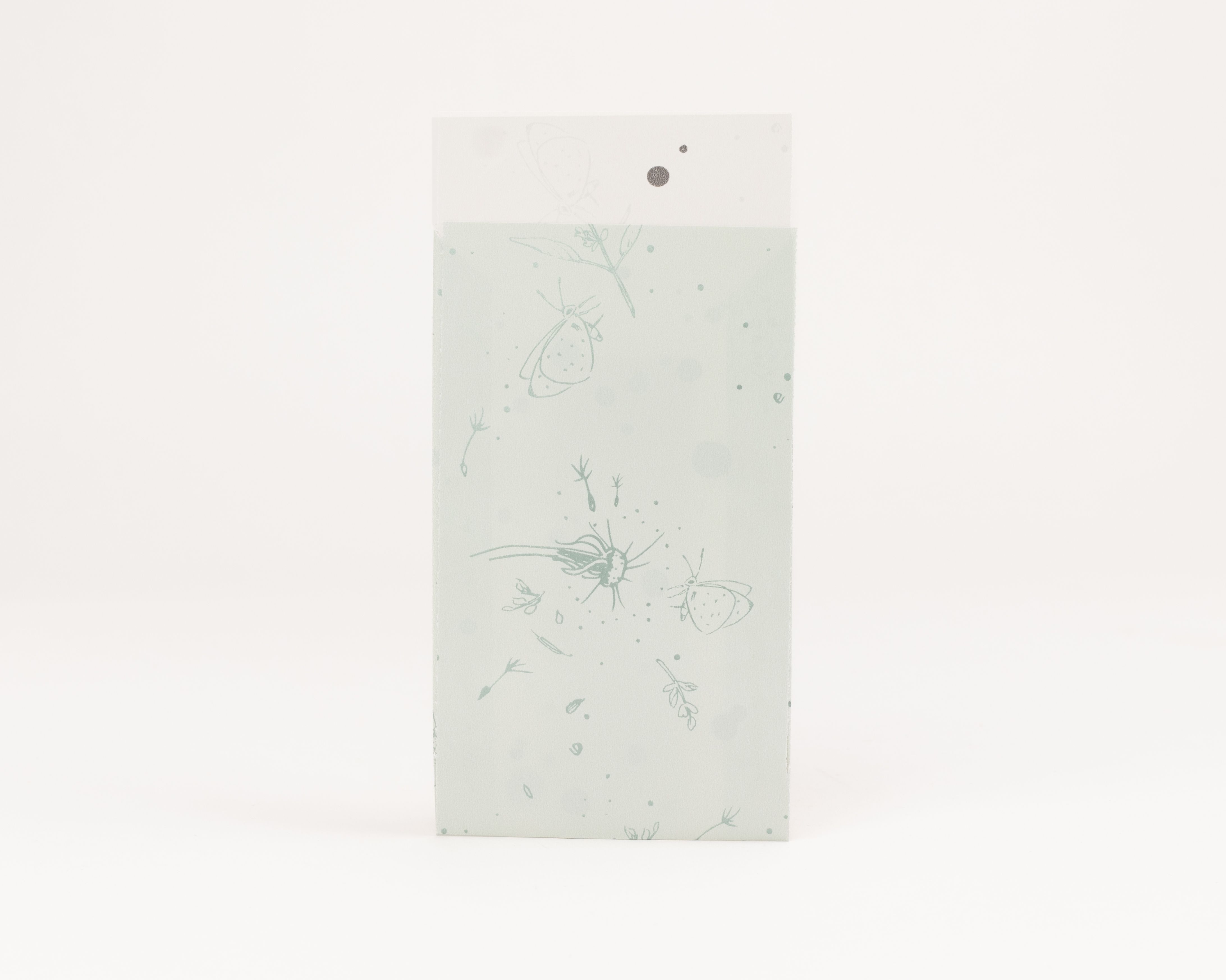 Flachbeutel in hellem Mintgruen mit feinen, hellgruenen Insekten- und Pflanzenmotiven. Die Innenseite ist weisslich transparent mit zwei Punkten.