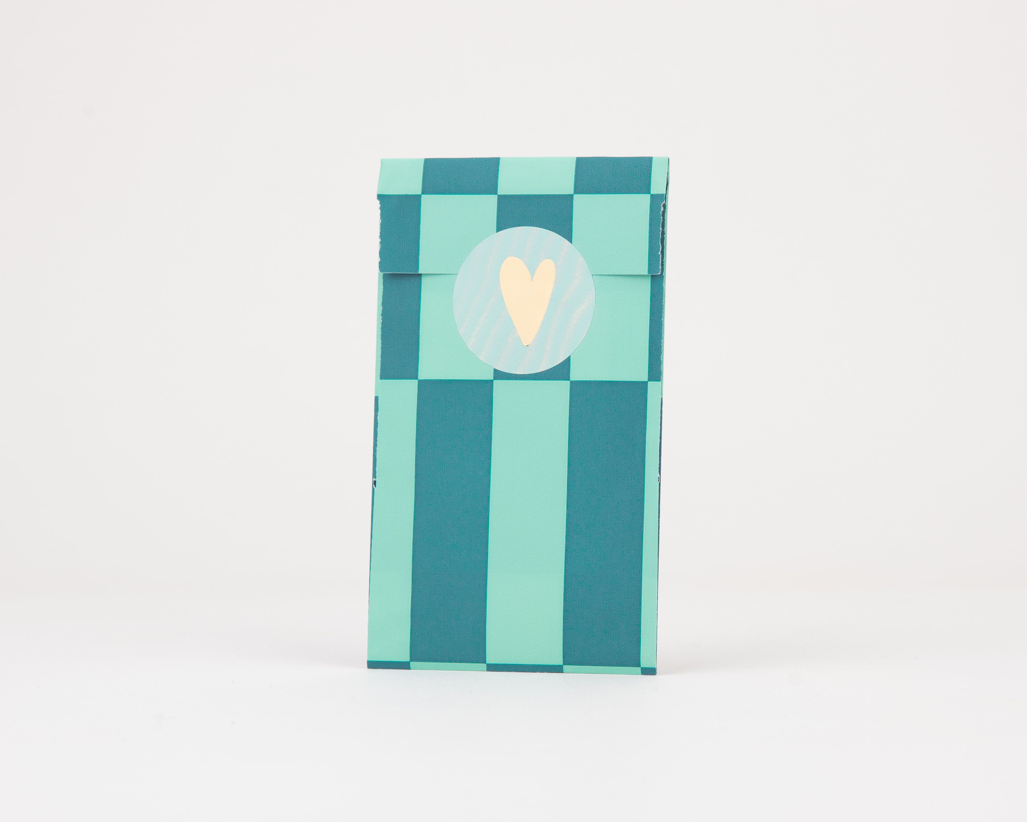 Papiertüten Flachbeutel mit auffälligem blau-grünen Karomuster und passendem Karomuster auf der Innenseite