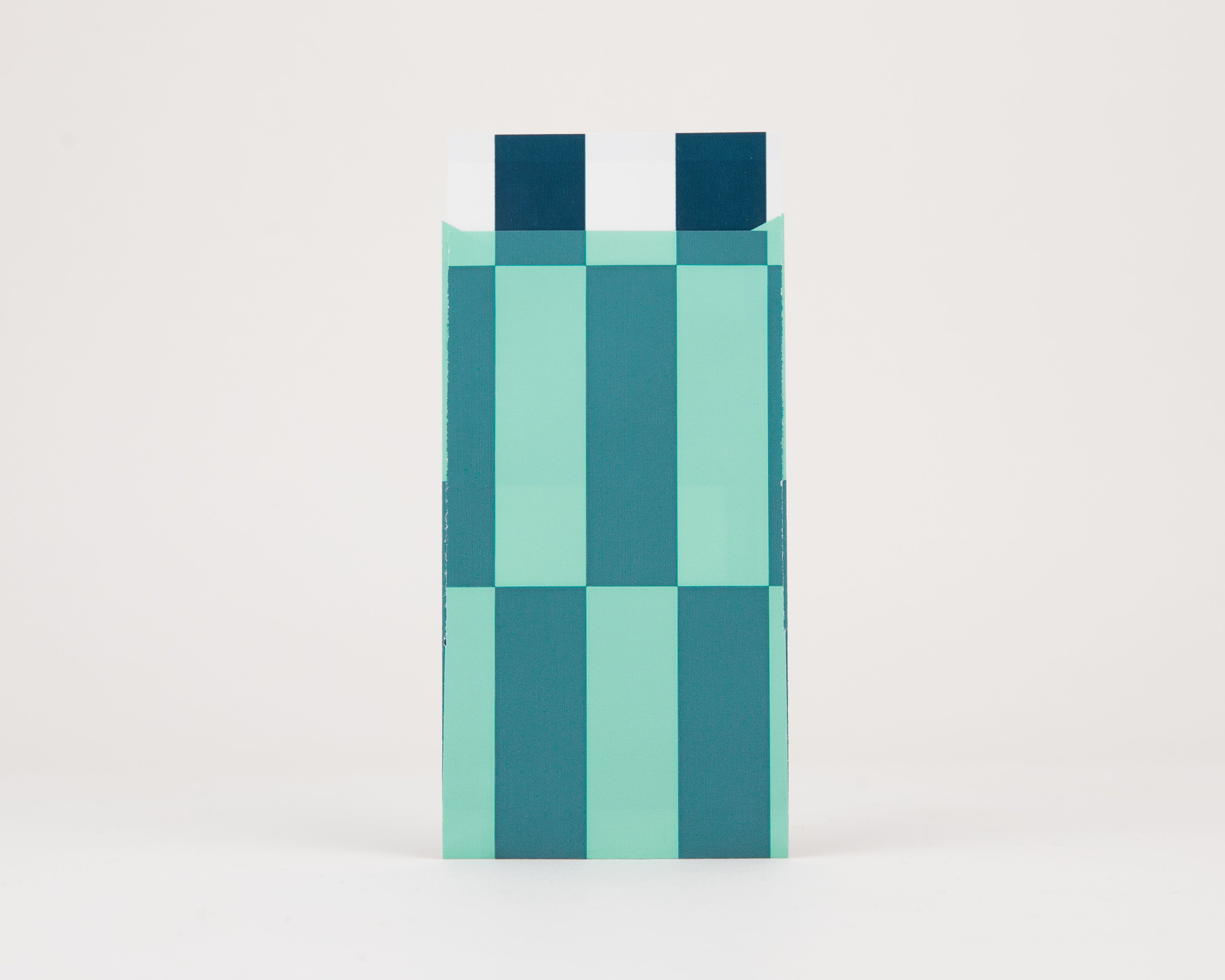 Papiertüten Flachbeutel mit einem auffälligen Streifenmuster in Blau und Grün, die Innenseite ist Weiß mit einem dunklen Blauton