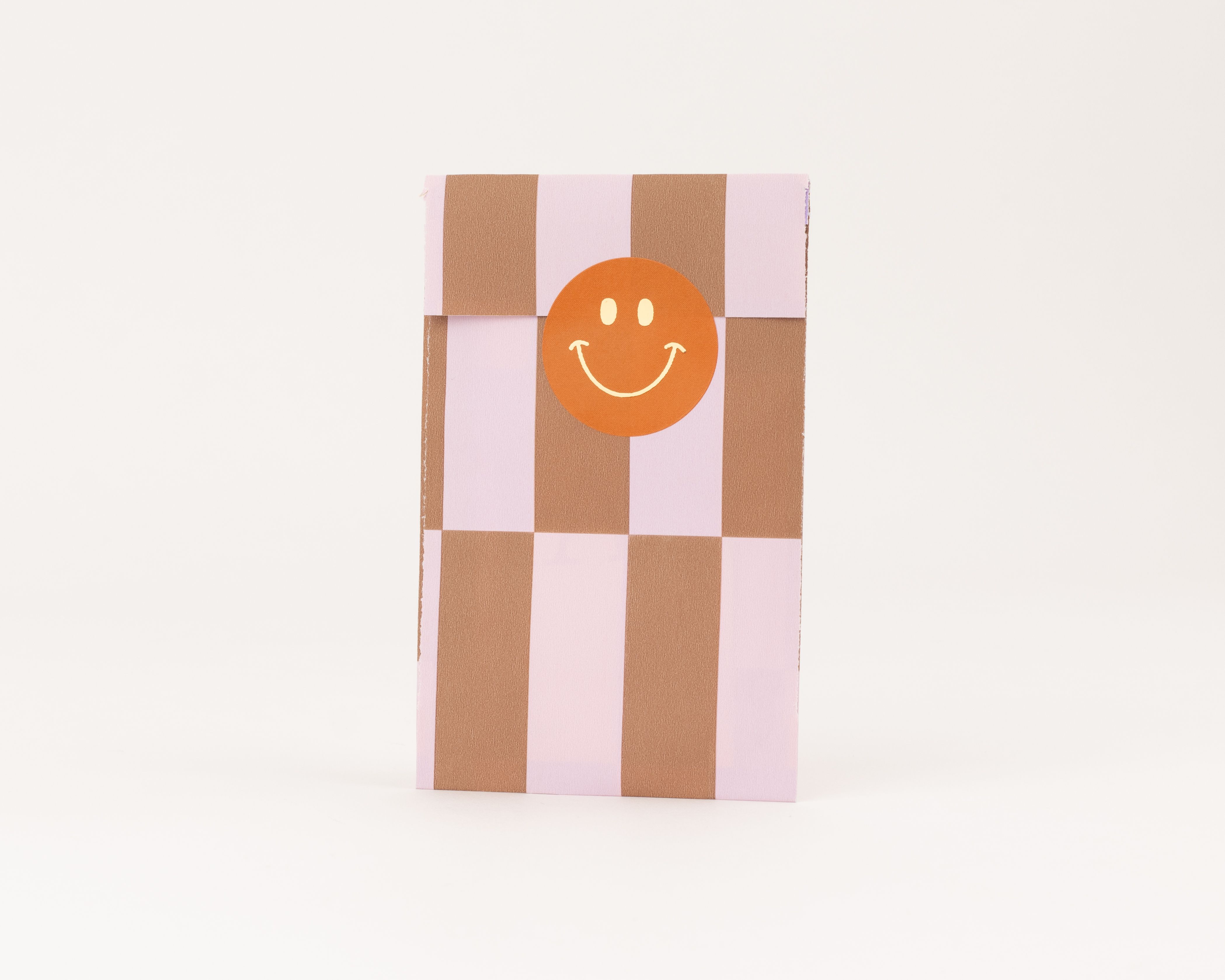 Flachbeutel mit auffälligen Streifen in Zimt und Rosa. Die Innenseite zeigt ein Blockmuster in Flieder und Elfenbein